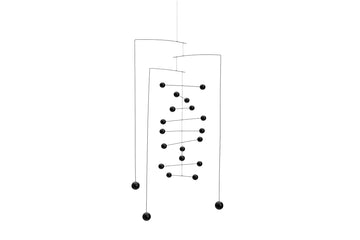 Flensted Hanging Art（フレンステッド・ハンギングアート）は、1954年にデンマークで誕生した北欧モビールの老舗ブランドです。創業者クリスチャン・フレンステッドと妻グレーテが自宅で最初のモビールを作ったことから始まり、現在も家族経営のもと、すべて手作業で丁寧に製作されています。風や空気の流れで繊細に揺れるモビールは、リビングや寝室、子供部屋、玄関、オフィスなど、さまざまな空間に静けさと調和をもたらします。北欧インテリアやモダンアートと調和するシンプルで洗練されたデザインは、出産祝いや引越し祝い、誕生日などのギフトにも最適。2024年にはブランド名を「Flensted mobiles」から「Flensted Hanging Art」へ刷新し、アート性とハンドメイドの温もりをそのままに、より現代的な世界観を発信しています。癒しの空間演出を求める方におすすめのインテリアアートです。