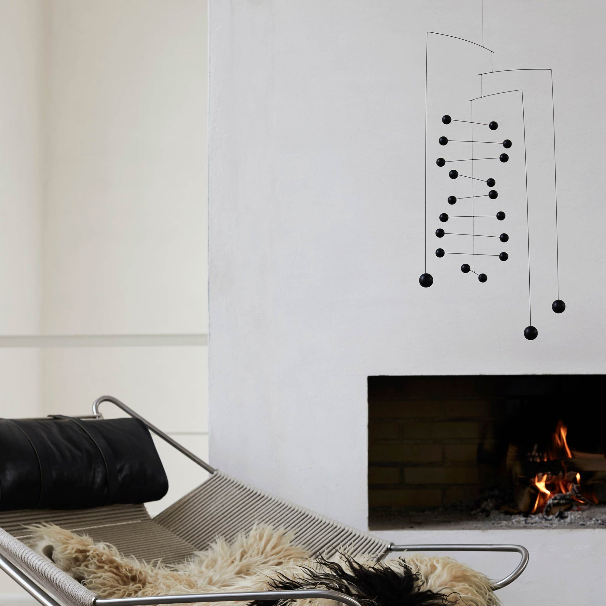 Flensted Mobiles（フレンステッド・モビール）は、1953年創業のデンマーク発・モビール専門ブランド。北欧デザインの文脈に立脚し、造形・質量配分・回転慣性を最適化して、わずかな気流でも自律的に表情を変える構成美を追求します。各パーツは重心とトルクの釣り合いを精密に設計し、静止と運動のあいだを往還する“動く彫刻”として空間に時間軸を付与。代表作「Lucky Storks」から幾何学、鳥類、気球まで多彩で、紙・ステンレス・木材の軽量構造は施工負荷が小さく、住宅・商業・ホスピタリティ・キッズ空間に適合します。現在もデンマーク国内で手作業組立・品質管理を徹底し、視覚ノイズを抑えた運動リズムが集中・鎮静・遊び心をもたらします。北欧インテリアの天井飾りや吊り下げモビールとして、リビング・子供部屋・出産祝いギフトに最適なデンマーク製の正規品です。