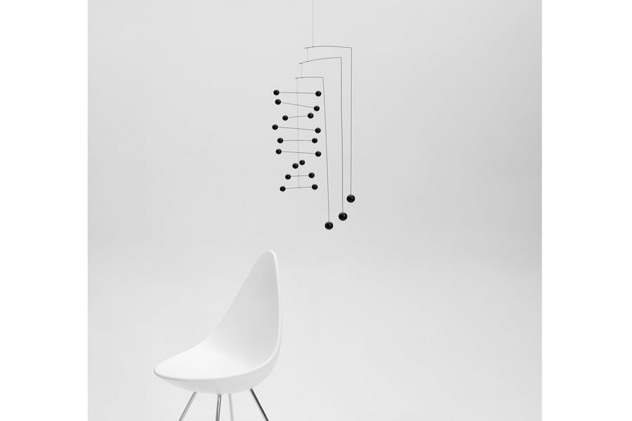 Flensted Hanging Art（フレンステッド・ハンギングアート）は、1954年にデンマークで誕生した北欧モビールの老舗ブランドです。創業者クリスチャン・フレンステッドと妻グレーテが自宅で最初のモビールを作ったことから始まり、現在も家族経営のもと、すべて手作業で丁寧に製作されています。風や空気の流れで繊細に揺れるモビールは、リビングや寝室、子供部屋、玄関、オフィスなど、さまざまな空間に静けさと調和をもたらします。北欧インテリアやモダンアートと調和するシンプルで洗練されたデザインは、出産祝いや引越し祝い、誕生日などのギフトにも最適。2024年にはブランド名を「Flensted mobiles」から「Flensted Hanging Art」へ刷新し、アート性とハンドメイドの温もりをそのままに、より現代的な世界観を発信しています。癒しの空間演出を求める方におすすめのインテリアアートです。