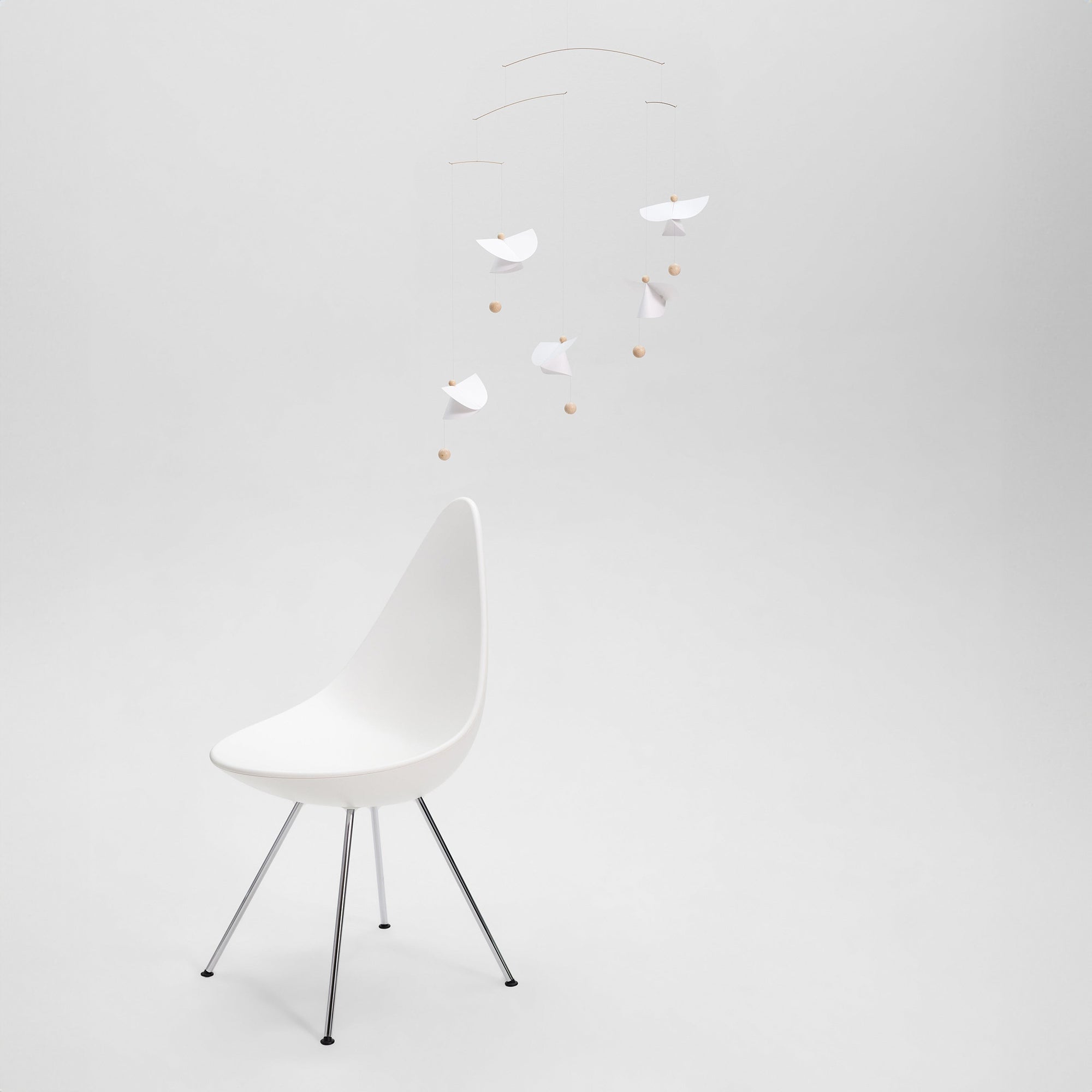 Flensted Mobiles（フレンステッド・モビール）は、1953年創業のデンマーク発・モビール専門ブランド。北欧デザインの文脈に立脚し、造形・質量配分・回転慣性を最適化して、わずかな気流でも自律的に表情を変える構成美を追求します。各パーツは重心とトルクの釣り合いを精密に設計し、静止と運動のあいだを往還する“動く彫刻”として空間に時間軸を付与。代表作「Lucky Storks」から幾何学、鳥類、気球まで多彩で、紙・ステンレス・木材の軽量構造は施工負荷が小さく、住宅・商業・ホスピタリティ・キッズ空間に適合します。現在もデンマーク国内で手作業組立・品質管理を徹底し、視覚ノイズを抑えた運動リズムが集中・鎮静・遊び心をもたらします。北欧インテリアの天井飾りや吊り下げモビールとして、リビング・子供部屋・出産祝いギフトに最適なデンマーク製の正規品です。