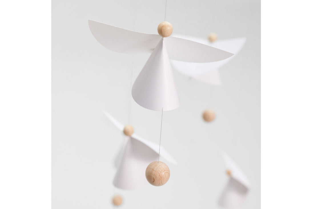 Flensted Hanging Art（フレンステッド・ハンギングアート）は、1954年にデンマークで誕生した北欧モビールの老舗ブランドです。創業者クリスチャン・フレンステッドと妻グレーテが自宅で最初のモビールを作ったことから始まり、現在も家族経営のもと、すべて手作業で丁寧に製作されています。風や空気の流れで繊細に揺れるモビールは、リビングや寝室、子供部屋、玄関、オフィスなど、さまざまな空間に静けさと調和をもたらします。北欧インテリアやモダンアートと調和するシンプルで洗練されたデザインは、出産祝いや引越し祝い、誕生日などのギフトにも最適。2024年にはブランド名を「Flensted mobiles」から「Flensted Hanging Art」へ刷新し、アート性とハンドメイドの温もりをそのままに、より現代的な世界観を発信しています。癒しの空間演出を求める方におすすめのインテリアアートです。