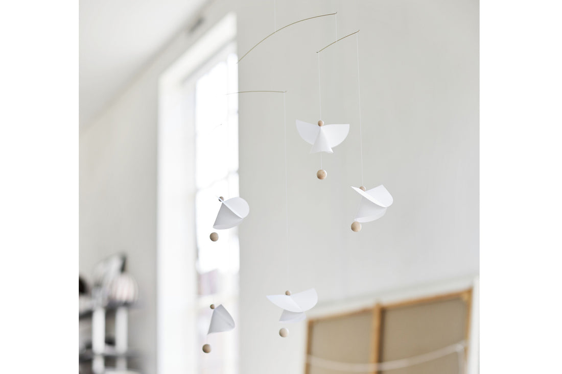 Flensted Hanging Art（フレンステッド・ハンギングアート）は、1954年にデンマークで誕生した北欧モビールの老舗ブランドです。創業者クリスチャン・フレンステッドと妻グレーテが自宅で最初のモビールを作ったことから始まり、現在も家族経営のもと、すべて手作業で丁寧に製作されています。風や空気の流れで繊細に揺れるモビールは、リビングや寝室、子供部屋、玄関、オフィスなど、さまざまな空間に静けさと調和をもたらします。北欧インテリアやモダンアートと調和するシンプルで洗練されたデザインは、出産祝いや引越し祝い、誕生日などのギフトにも最適。2024年にはブランド名を「Flensted mobiles」から「Flensted Hanging Art」へ刷新し、アート性とハンドメイドの温もりをそのままに、より現代的な世界観を発信しています。癒しの空間演出を求める方におすすめのインテリアアートです。