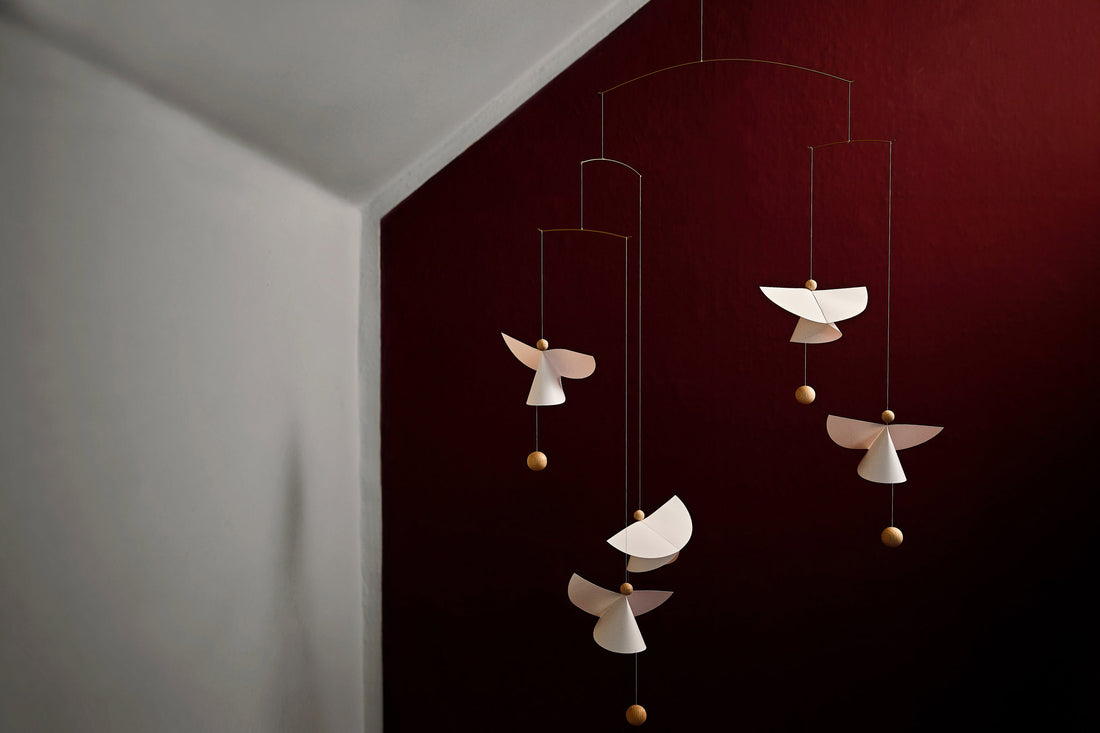 Flensted Hanging Art（フレンステッド・ハンギングアート）は、1954年にデンマークで誕生した北欧モビールの老舗ブランドです。創業者クリスチャン・フレンステッドと妻グレーテが自宅で最初のモビールを作ったことから始まり、現在も家族経営のもと、すべて手作業で丁寧に製作されています。風や空気の流れで繊細に揺れるモビールは、リビングや寝室、子供部屋、玄関、オフィスなど、さまざまな空間に静けさと調和をもたらします。北欧インテリアやモダンアートと調和するシンプルで洗練されたデザインは、出産祝いや引越し祝い、誕生日などのギフトにも最適。2024年にはブランド名を「Flensted mobiles」から「Flensted Hanging Art」へ刷新し、アート性とハンドメイドの温もりをそのままに、より現代的な世界観を発信しています。癒しの空間演出を求める方におすすめのインテリアアートです。