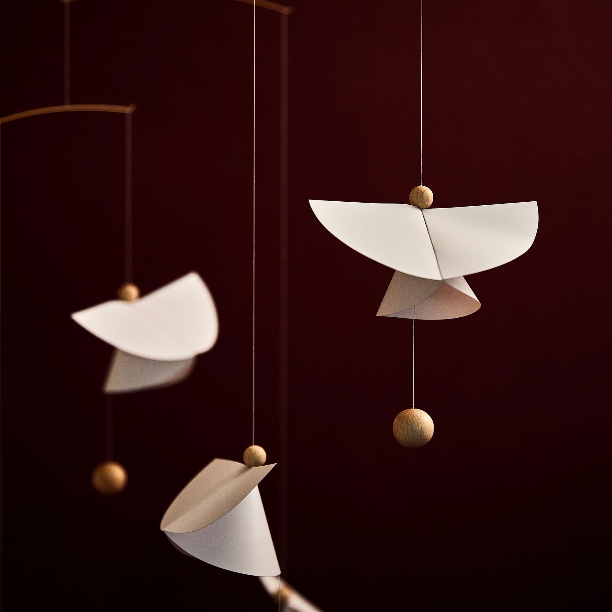 Flensted Mobiles（フレンステッド・モビール）は、1953年創業のデンマーク発・モビール専門ブランド。北欧デザインの文脈に立脚し、造形・質量配分・回転慣性を最適化して、わずかな気流でも自律的に表情を変える構成美を追求します。各パーツは重心とトルクの釣り合いを精密に設計し、静止と運動のあいだを往還する“動く彫刻”として空間に時間軸を付与。代表作「Lucky Storks」から幾何学、鳥類、気球まで多彩で、紙・ステンレス・木材の軽量構造は施工負荷が小さく、住宅・商業・ホスピタリティ・キッズ空間に適合します。現在もデンマーク国内で手作業組立・品質管理を徹底し、視覚ノイズを抑えた運動リズムが集中・鎮静・遊び心をもたらします。北欧インテリアの天井飾りや吊り下げモビールとして、リビング・子供部屋・出産祝いギフトに最適なデンマーク製の正規品です。