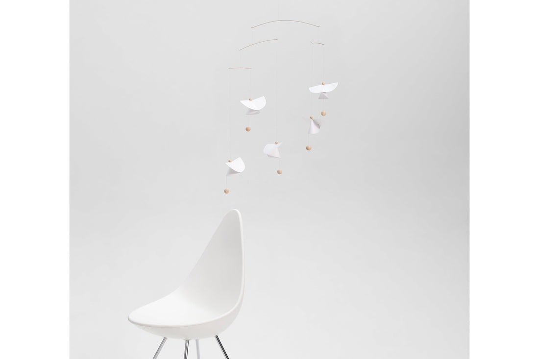 Flensted Hanging Art（フレンステッド・ハンギングアート）は、1954年にデンマークで誕生した北欧モビールの老舗ブランドです。創業者クリスチャン・フレンステッドと妻グレーテが自宅で最初のモビールを作ったことから始まり、現在も家族経営のもと、すべて手作業で丁寧に製作されています。風や空気の流れで繊細に揺れるモビールは、リビングや寝室、子供部屋、玄関、オフィスなど、さまざまな空間に静けさと調和をもたらします。北欧インテリアやモダンアートと調和するシンプルで洗練されたデザインは、出産祝いや引越し祝い、誕生日などのギフトにも最適。2024年にはブランド名を「Flensted mobiles」から「Flensted Hanging Art」へ刷新し、アート性とハンドメイドの温もりをそのままに、より現代的な世界観を発信しています。癒しの空間演出を求める方におすすめのインテリアアートです。