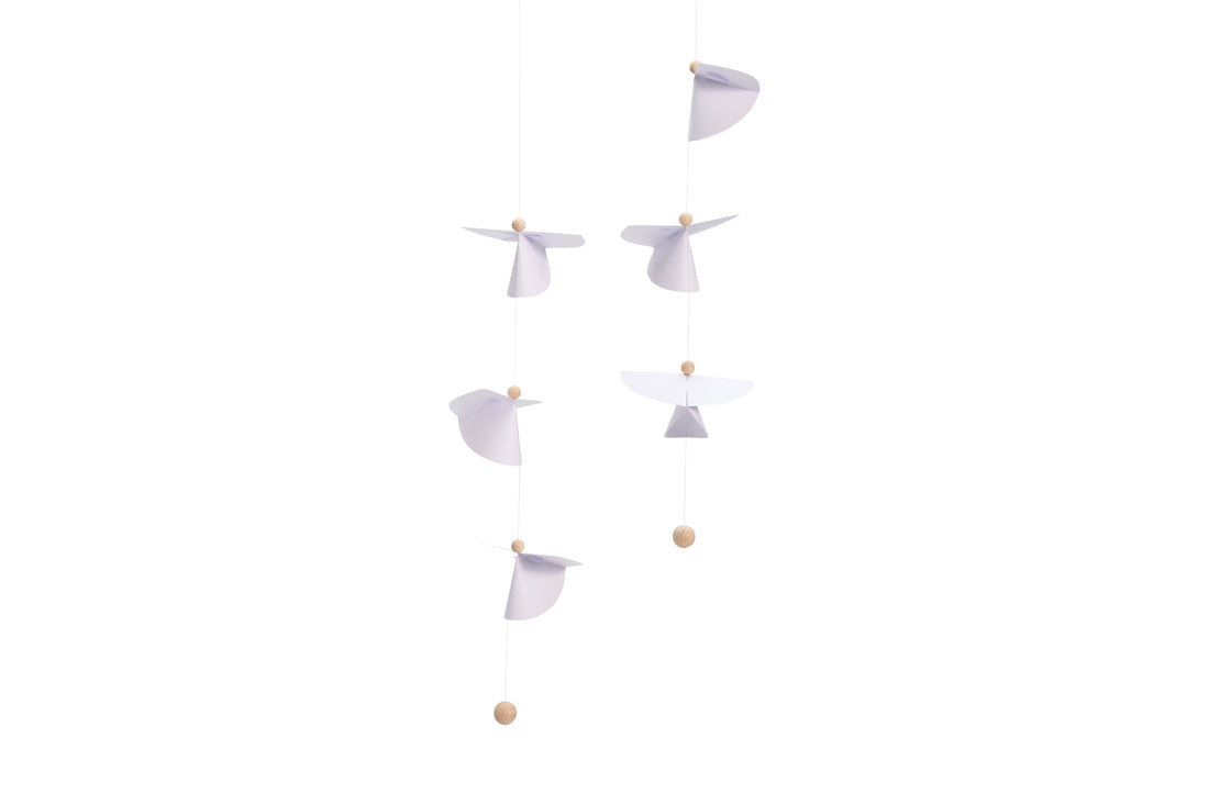 Flensted Hanging Art（フレンステッド・ハンギングアート）は、1954年にデンマークで誕生した北欧モビールの老舗ブランドです。創業者クリスチャン・フレンステッドと妻グレーテが自宅で最初のモビールを作ったことから始まり、現在も家族経営のもと、すべて手作業で丁寧に製作されています。風や空気の流れで繊細に揺れるモビールは、リビングや寝室、子供部屋、玄関、オフィスなど、さまざまな空間に静けさと調和をもたらします。北欧インテリアやモダンアートと調和するシンプルで洗練されたデザインは、出産祝いや引越し祝い、誕生日などのギフトにも最適。2024年にはブランド名を「Flensted mobiles」から「Flensted Hanging Art」へ刷新し、アート性とハンドメイドの温もりをそのままに、より現代的な世界観を発信しています。癒しの空間演出を求める方におすすめのインテリアアートです。