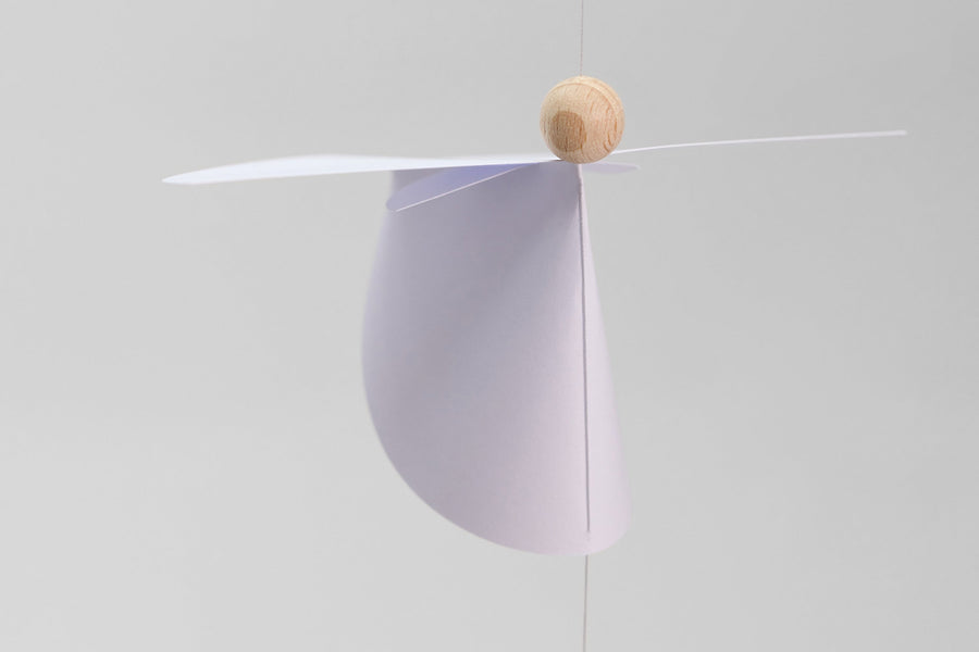Flensted Hanging Art（フレンステッド・ハンギングアート）は、1954年にデンマークで誕生した北欧モビールの老舗ブランドです。創業者クリスチャン・フレンステッドと妻グレーテが自宅で最初のモビールを作ったことから始まり、現在も家族経営のもと、すべて手作業で丁寧に製作されています。風や空気の流れで繊細に揺れるモビールは、リビングや寝室、子供部屋、玄関、オフィスなど、さまざまな空間に静けさと調和をもたらします。北欧インテリアやモダンアートと調和するシンプルで洗練されたデザインは、出産祝いや引越し祝い、誕生日などのギフトにも最適。2024年にはブランド名を「Flensted mobiles」から「Flensted Hanging Art」へ刷新し、アート性とハンドメイドの温もりをそのままに、より現代的な世界観を発信しています。癒しの空間演出を求める方におすすめのインテリアアートです。
