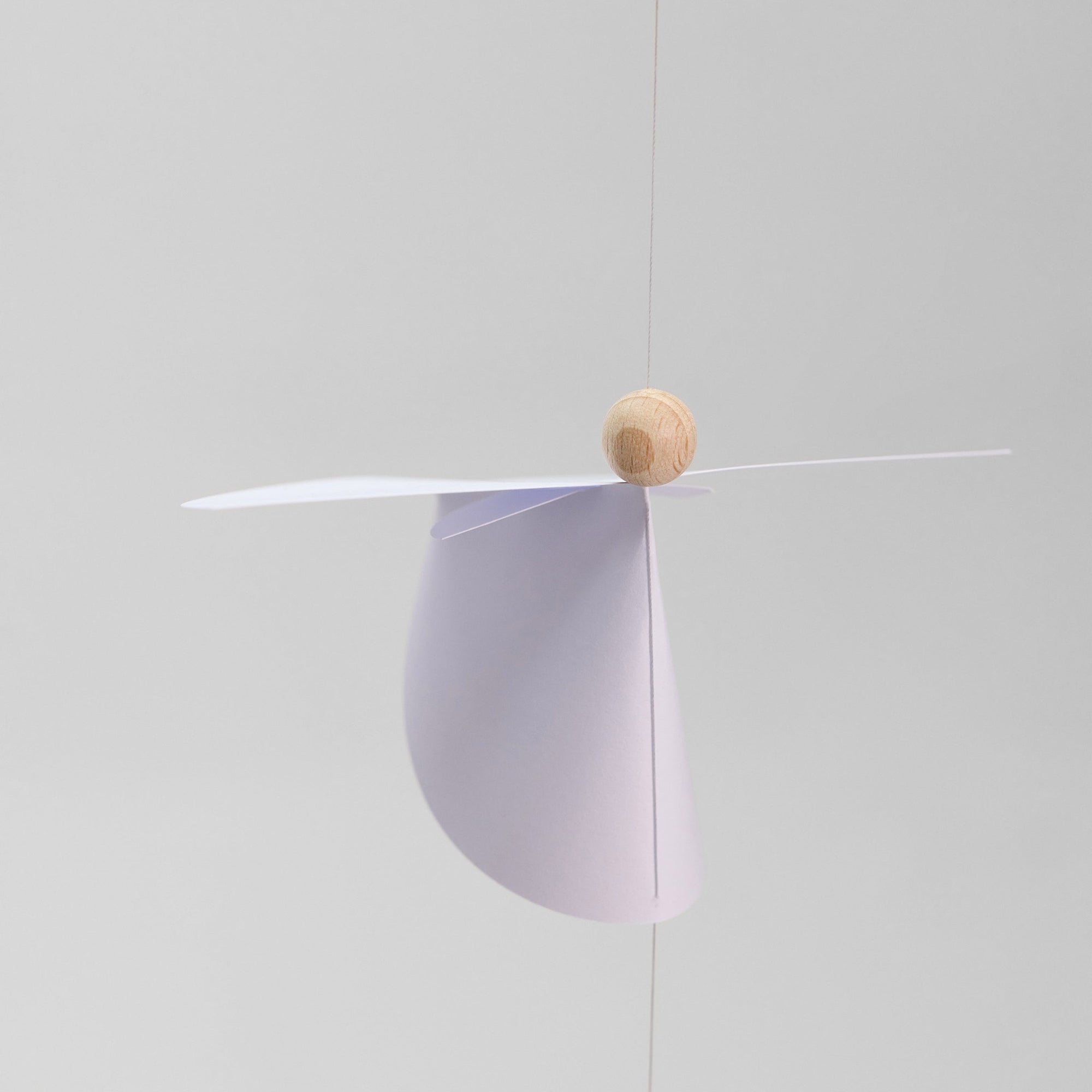 Flensted Mobiles（フレンステッド・モビール）は、1953年創業のデンマーク発・モビール専門ブランド。北欧デザインの文脈に立脚し、造形・質量配分・回転慣性を最適化して、わずかな気流でも自律的に表情を変える構成美を追求します。各パーツは重心とトルクの釣り合いを精密に設計し、静止と運動のあいだを往還する“動く彫刻”として空間に時間軸を付与。代表作「Lucky Storks」から幾何学、鳥類、気球まで多彩で、紙・ステンレス・木材の軽量構造は施工負荷が小さく、住宅・商業・ホスピタリティ・キッズ空間に適合します。現在もデンマーク国内で手作業組立・品質管理を徹底し、視覚ノイズを抑えた運動リズムが集中・鎮静・遊び心をもたらします。北欧インテリアの天井飾りや吊り下げモビールとして、リビング・子供部屋・出産祝いギフトに最適なデンマーク製の正規品です。