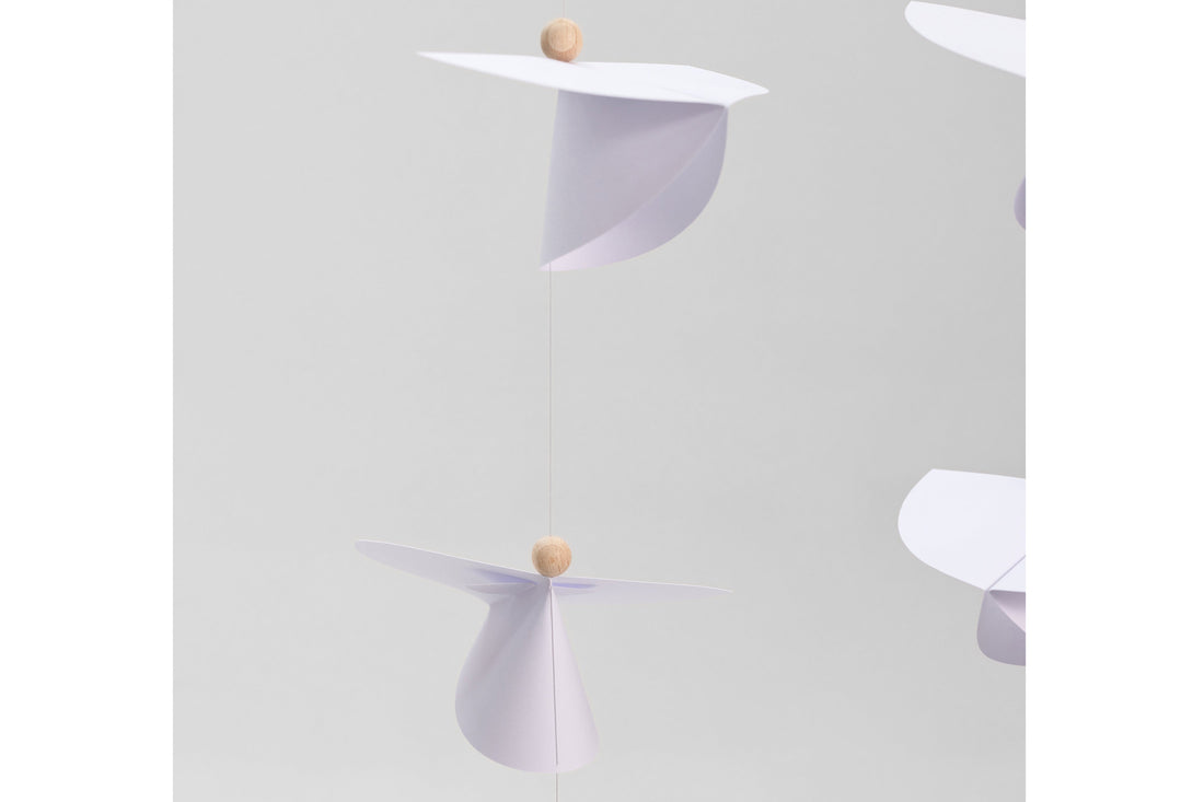 Flensted Hanging Art（フレンステッド・ハンギングアート）は、1954年にデンマークで誕生した北欧モビールの老舗ブランドです。創業者クリスチャン・フレンステッドと妻グレーテが自宅で最初のモビールを作ったことから始まり、現在も家族経営のもと、すべて手作業で丁寧に製作されています。風や空気の流れで繊細に揺れるモビールは、リビングや寝室、子供部屋、玄関、オフィスなど、さまざまな空間に静けさと調和をもたらします。北欧インテリアやモダンアートと調和するシンプルで洗練されたデザインは、出産祝いや引越し祝い、誕生日などのギフトにも最適。2024年にはブランド名を「Flensted mobiles」から「Flensted Hanging Art」へ刷新し、アート性とハンドメイドの温もりをそのままに、より現代的な世界観を発信しています。癒しの空間演出を求める方におすすめのインテリアアートです。