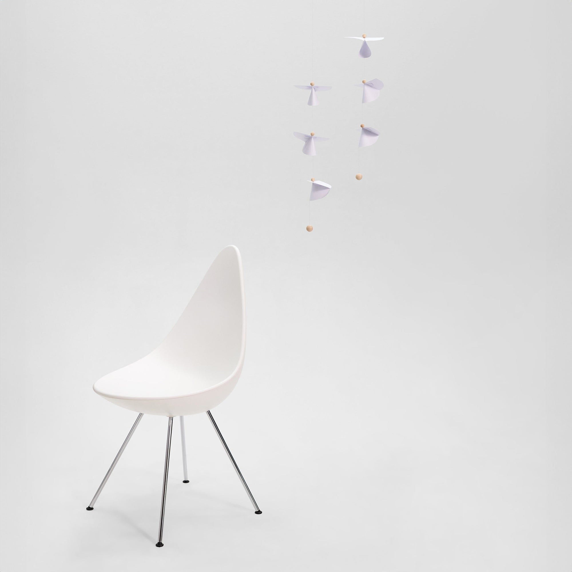 Flensted Mobiles（フレンステッド・モビール）は、1953年創業のデンマーク発・モビール専門ブランド。北欧デザインの文脈に立脚し、造形・質量配分・回転慣性を最適化して、わずかな気流でも自律的に表情を変える構成美を追求します。各パーツは重心とトルクの釣り合いを精密に設計し、静止と運動のあいだを往還する“動く彫刻”として空間に時間軸を付与。代表作「Lucky Storks」から幾何学、鳥類、気球まで多彩で、紙・ステンレス・木材の軽量構造は施工負荷が小さく、住宅・商業・ホスピタリティ・キッズ空間に適合します。現在もデンマーク国内で手作業組立・品質管理を徹底し、視覚ノイズを抑えた運動リズムが集中・鎮静・遊び心をもたらします。北欧インテリアの天井飾りや吊り下げモビールとして、リビング・子供部屋・出産祝いギフトに最適なデンマーク製の正規品です。
