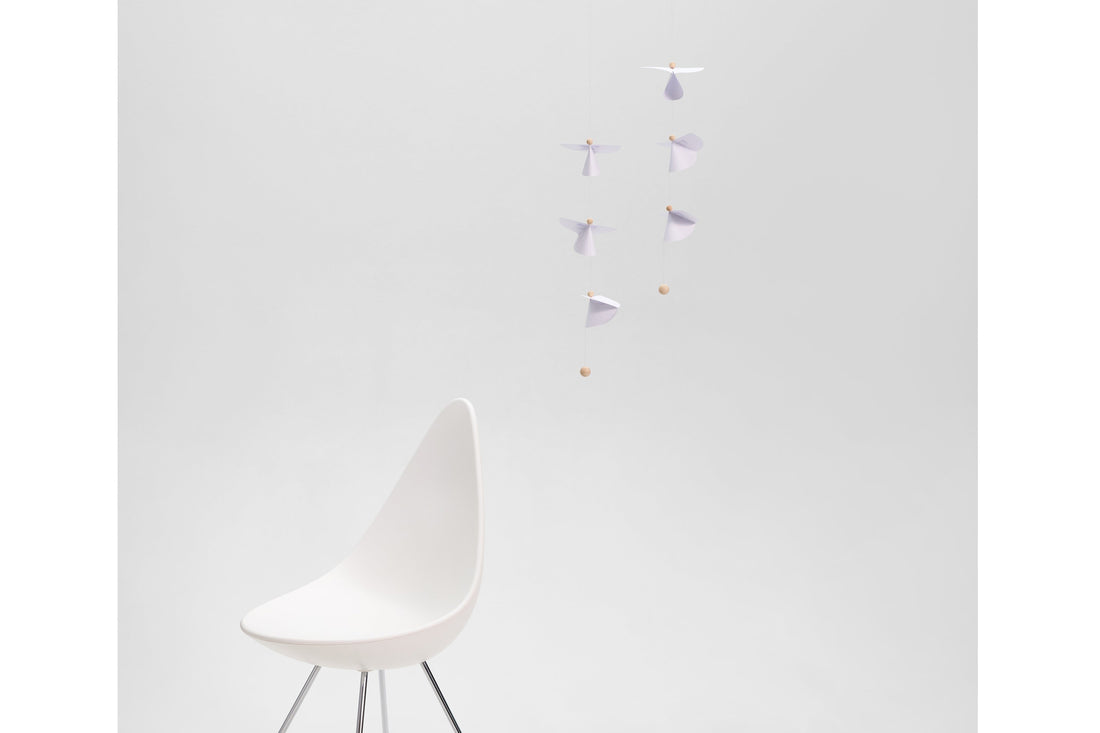 Flensted Hanging Art（フレンステッド・ハンギングアート）は、1954年にデンマークで誕生した北欧モビールの老舗ブランドです。創業者クリスチャン・フレンステッドと妻グレーテが自宅で最初のモビールを作ったことから始まり、現在も家族経営のもと、すべて手作業で丁寧に製作されています。風や空気の流れで繊細に揺れるモビールは、リビングや寝室、子供部屋、玄関、オフィスなど、さまざまな空間に静けさと調和をもたらします。北欧インテリアやモダンアートと調和するシンプルで洗練されたデザインは、出産祝いや引越し祝い、誕生日などのギフトにも最適。2024年にはブランド名を「Flensted mobiles」から「Flensted Hanging Art」へ刷新し、アート性とハンドメイドの温もりをそのままに、より現代的な世界観を発信しています。癒しの空間演出を求める方におすすめのインテリアアートです。
