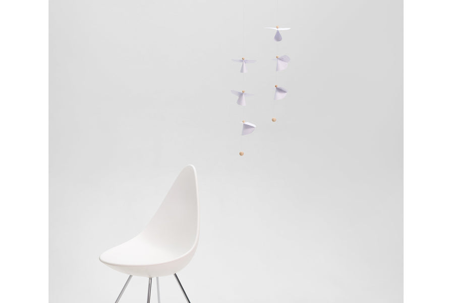 Flensted Hanging Art（フレンステッド・ハンギングアート）は、1954年にデンマークで誕生した北欧モビールの老舗ブランドです。創業者クリスチャン・フレンステッドと妻グレーテが自宅で最初のモビールを作ったことから始まり、現在も家族経営のもと、すべて手作業で丁寧に製作されています。風や空気の流れで繊細に揺れるモビールは、リビングや寝室、子供部屋、玄関、オフィスなど、さまざまな空間に静けさと調和をもたらします。北欧インテリアやモダンアートと調和するシンプルで洗練されたデザインは、出産祝いや引越し祝い、誕生日などのギフトにも最適。2024年にはブランド名を「Flensted mobiles」から「Flensted Hanging Art」へ刷新し、アート性とハンドメイドの温もりをそのままに、より現代的な世界観を発信しています。癒しの空間演出を求める方におすすめのインテリアアートです。
