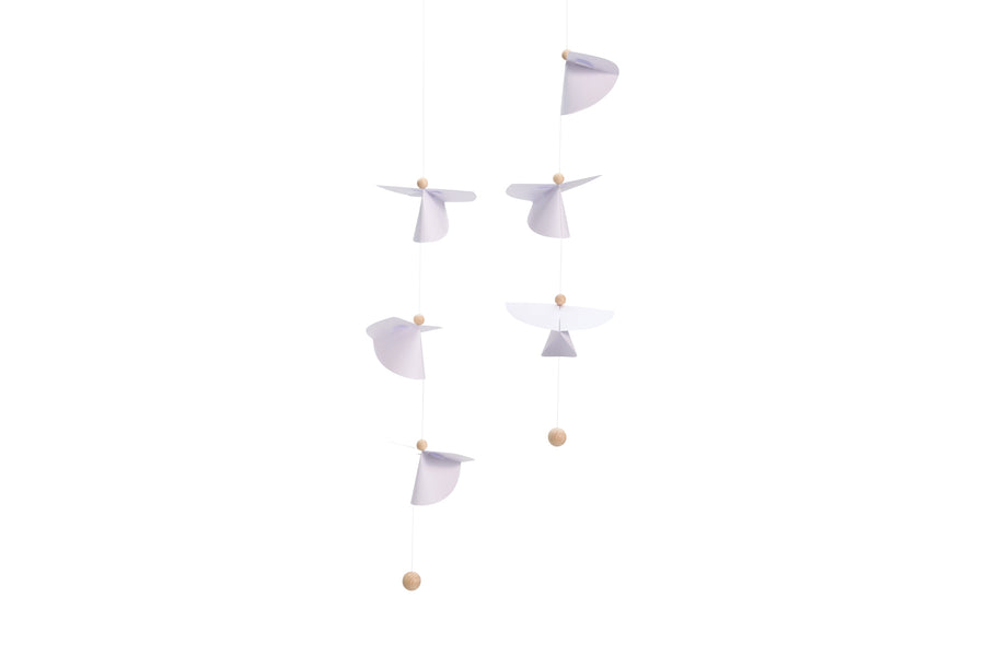 Flensted Hanging Art（フレンステッド・ハンギングアート）は、1954年にデンマークで誕生した北欧モビールの老舗ブランドです。創業者クリスチャン・フレンステッドと妻グレーテが自宅で最初のモビールを作ったことから始まり、現在も家族経営のもと、すべて手作業で丁寧に製作されています。風や空気の流れで繊細に揺れるモビールは、リビングや寝室、子供部屋、玄関、オフィスなど、さまざまな空間に静けさと調和をもたらします。北欧インテリアやモダンアートと調和するシンプルで洗練されたデザインは、出産祝いや引越し祝い、誕生日などのギフトにも最適。2024年にはブランド名を「Flensted mobiles」から「Flensted Hanging Art」へ刷新し、アート性とハンドメイドの温もりをそのままに、より現代的な世界観を発信しています。癒しの空間演出を求める方におすすめのインテリアアートです。