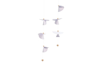 Flensted Hanging Art（フレンステッド・ハンギングアート）は、1954年にデンマークで誕生した北欧モビールの老舗ブランドです。創業者クリスチャン・フレンステッドと妻グレーテが自宅で最初のモビールを作ったことから始まり、現在も家族経営のもと、すべて手作業で丁寧に製作されています。風や空気の流れで繊細に揺れるモビールは、リビングや寝室、子供部屋、玄関、オフィスなど、さまざまな空間に静けさと調和をもたらします。北欧インテリアやモダンアートと調和するシンプルで洗練されたデザインは、出産祝いや引越し祝い、誕生日などのギフトにも最適。2024年にはブランド名を「Flensted mobiles」から「Flensted Hanging Art」へ刷新し、アート性とハンドメイドの温もりをそのままに、より現代的な世界観を発信しています。癒しの空間演出を求める方におすすめのインテリアアートです。