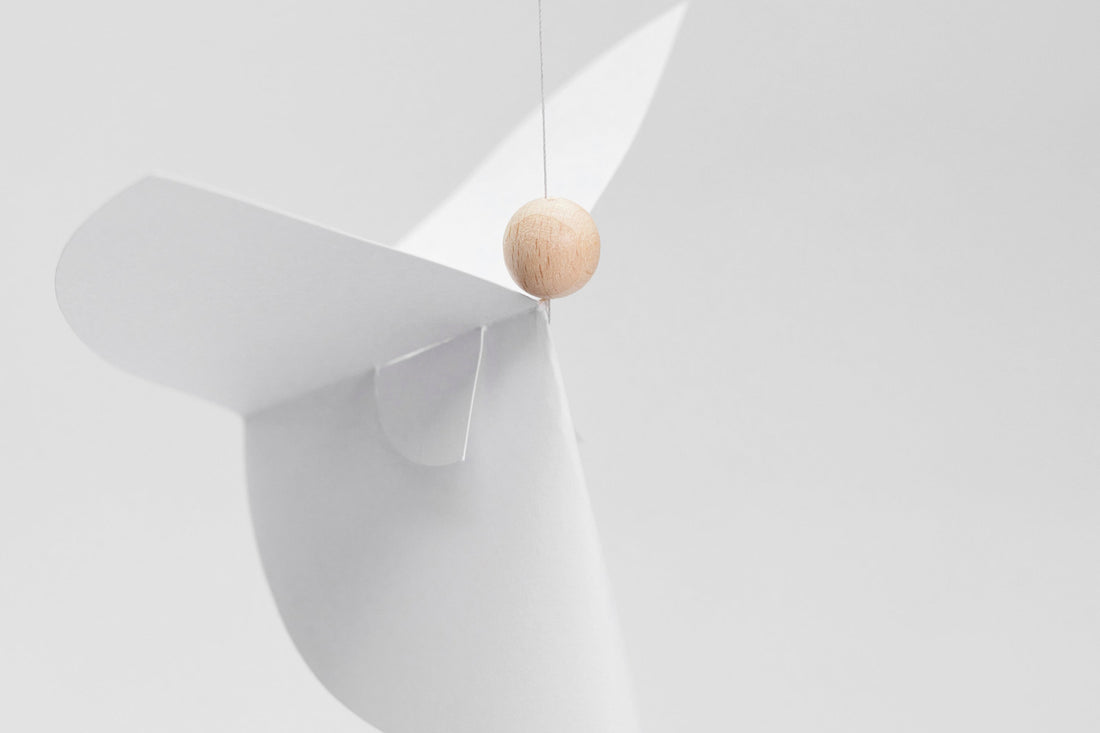 Flensted Hanging Art（フレンステッド・ハンギングアート）は、1954年にデンマークで誕生した北欧モビールの老舗ブランドです。創業者クリスチャン・フレンステッドと妻グレーテが自宅で最初のモビールを作ったことから始まり、現在も家族経営のもと、すべて手作業で丁寧に製作されています。風や空気の流れで繊細に揺れるモビールは、リビングや寝室、子供部屋、玄関、オフィスなど、さまざまな空間に静けさと調和をもたらします。北欧インテリアやモダンアートと調和するシンプルで洗練されたデザインは、出産祝いや引越し祝い、誕生日などのギフトにも最適。2024年にはブランド名を「Flensted mobiles」から「Flensted Hanging Art」へ刷新し、アート性とハンドメイドの温もりをそのままに、より現代的な世界観を発信しています。癒しの空間演出を求める方におすすめのインテリアアートです。