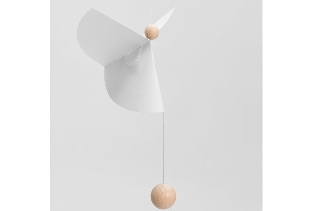 Flensted Hanging Art（フレンステッド・ハンギングアート）は、1954年にデンマークで誕生した北欧モビールの老舗ブランドです。創業者クリスチャン・フレンステッドと妻グレーテが自宅で最初のモビールを作ったことから始まり、現在も家族経営のもと、すべて手作業で丁寧に製作されています。風や空気の流れで繊細に揺れるモビールは、リビングや寝室、子供部屋、玄関、オフィスなど、さまざまな空間に静けさと調和をもたらします。北欧インテリアやモダンアートと調和するシンプルで洗練されたデザインは、出産祝いや引越し祝い、誕生日などのギフトにも最適。2024年にはブランド名を「Flensted mobiles」から「Flensted Hanging Art」へ刷新し、アート性とハンドメイドの温もりをそのままに、より現代的な世界観を発信しています。癒しの空間演出を求める方におすすめのインテリアアートです。