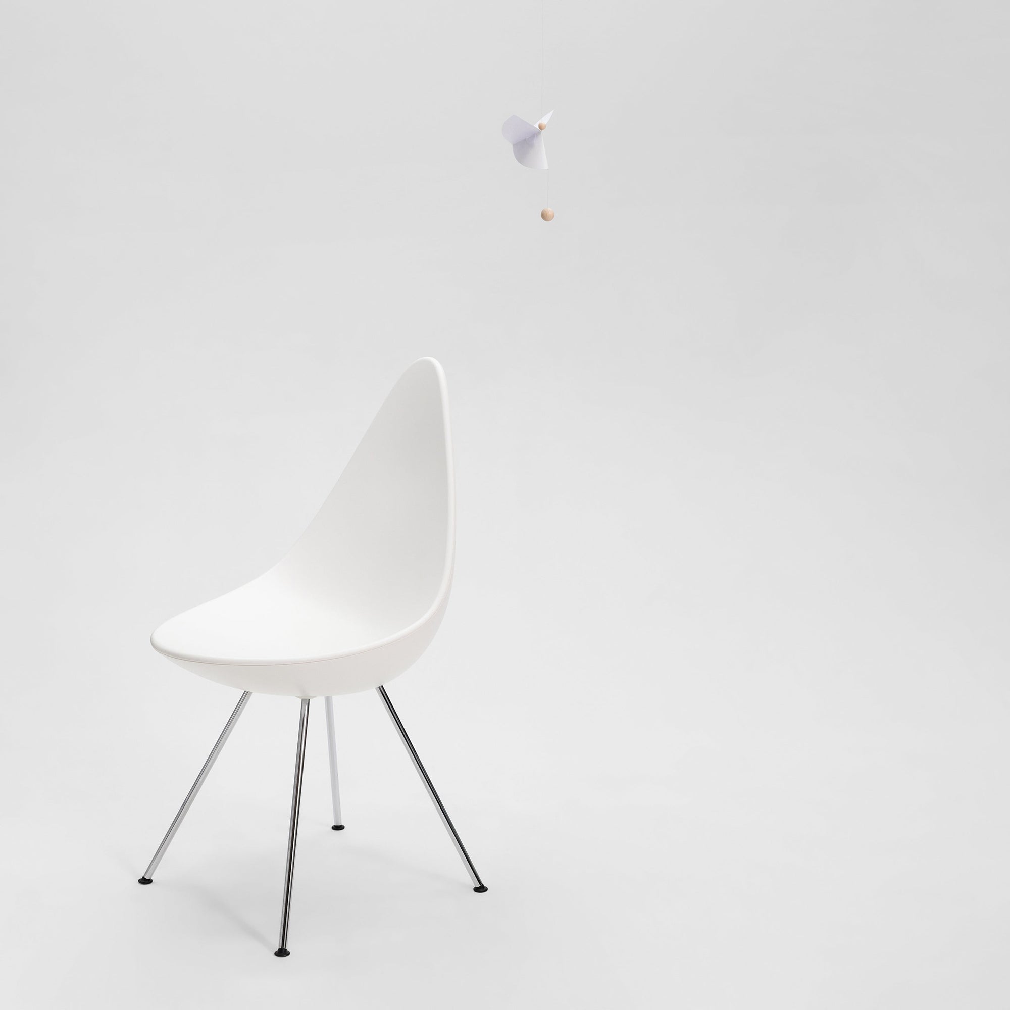 Flensted Mobiles（フレンステッド・モビール）は、1953年創業のデンマーク発・モビール専門ブランド。北欧デザインの文脈に立脚し、造形・質量配分・回転慣性を最適化して、わずかな気流でも自律的に表情を変える構成美を追求します。各パーツは重心とトルクの釣り合いを精密に設計し、静止と運動のあいだを往還する“動く彫刻”として空間に時間軸を付与。代表作「Lucky Storks」から幾何学、鳥類、気球まで多彩で、紙・ステンレス・木材の軽量構造は施工負荷が小さく、住宅・商業・ホスピタリティ・キッズ空間に適合します。現在もデンマーク国内で手作業組立・品質管理を徹底し、視覚ノイズを抑えた運動リズムが集中・鎮静・遊び心をもたらします。北欧インテリアの天井飾りや吊り下げモビールとして、リビング・子供部屋・出産祝いギフトに最適なデンマーク製の正規品です。