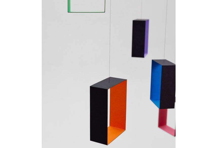 Flensted Hanging Art（フレンステッド・ハンギングアート）は、1954年にデンマークで誕生した北欧モビールの老舗ブランドです。創業者クリスチャン・フレンステッドと妻グレーテが自宅で最初のモビールを作ったことから始まり、現在も家族経営のもと、すべて手作業で丁寧に製作されています。風や空気の流れで繊細に揺れるモビールは、リビングや寝室、子供部屋、玄関、オフィスなど、さまざまな空間に静けさと調和をもたらします。北欧インテリアやモダンアートと調和するシンプルで洗練されたデザインは、出産祝いや引越し祝い、誕生日などのギフトにも最適。2024年にはブランド名を「Flensted mobiles」から「Flensted Hanging Art」へ刷新し、アート性とハンドメイドの温もりをそのままに、より現代的な世界観を発信しています。癒しの空間演出を求める方におすすめのインテリアアートです。