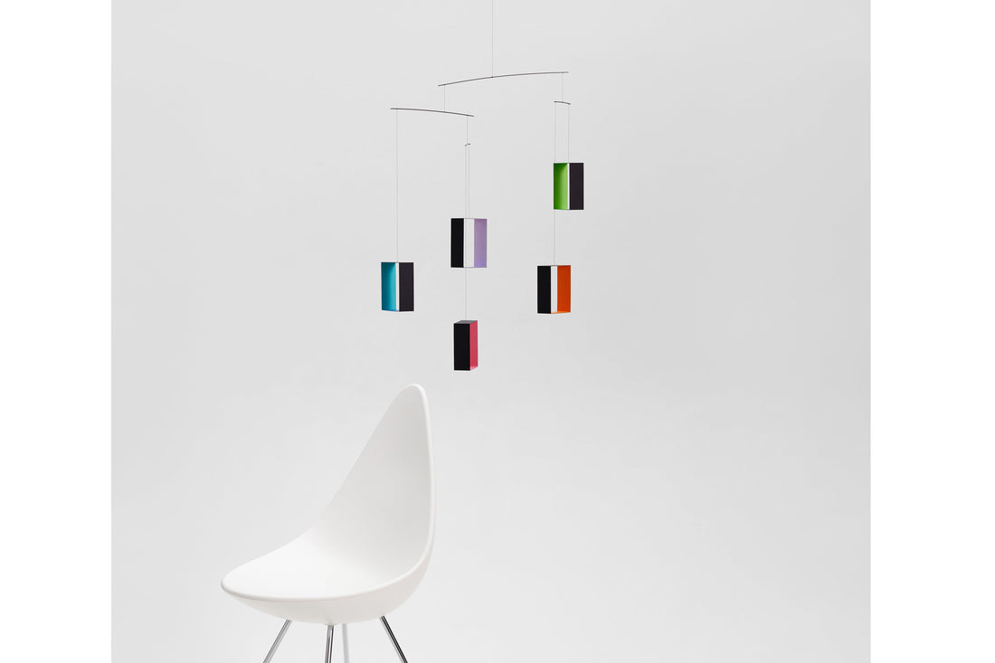 Flensted Hanging Art（フレンステッド・ハンギングアート）は、1954年にデンマークで誕生した北欧モビールの老舗ブランドです。創業者クリスチャン・フレンステッドと妻グレーテが自宅で最初のモビールを作ったことから始まり、現在も家族経営のもと、すべて手作業で丁寧に製作されています。風や空気の流れで繊細に揺れるモビールは、リビングや寝室、子供部屋、玄関、オフィスなど、さまざまな空間に静けさと調和をもたらします。北欧インテリアやモダンアートと調和するシンプルで洗練されたデザインは、出産祝いや引越し祝い、誕生日などのギフトにも最適。2024年にはブランド名を「Flensted mobiles」から「Flensted Hanging Art」へ刷新し、アート性とハンドメイドの温もりをそのままに、より現代的な世界観を発信しています。癒しの空間演出を求める方におすすめのインテリアアートです。