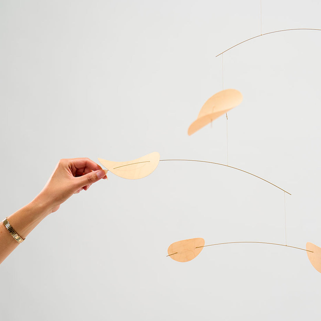 Flensted Hanging Art（フレンステッド・ハンギングアート）は、1954年にデンマークで誕生した北欧モビールの老舗ブランドです。創業者クリスチャン・フレンステッドと妻グレーテが自宅で最初のモビールを作ったことから始まり、現在も家族経営のもと、すべて手作業で丁寧に製作されています。風や空気の流れで繊細に揺れるモビールは、リビングや寝室、子供部屋、玄関、オフィスなど、さまざまな空間に静けさと調和をもたらします。北欧インテリアやモダンアートと調和するシンプルで洗練されたデザインは、出産祝いや引越し祝い、誕生日などのギフトにも最適。2024年にはブランド名を「Flensted mobiles」から「Flensted Hanging Art」へ刷新し、アート性とハンドメイドの温もりをそのままに、より現代的な世界観を発信しています。癒しの空間演出を求める方におすすめのインテリアアートです。