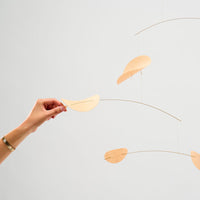 Flensted Hanging Art（フレンステッド・ハンギングアート）は、1954年にデンマークで誕生した北欧モビールの老舗ブランドです。創業者クリスチャン・フレンステッドと妻グレーテが自宅で最初のモビールを作ったことから始まり、現在も家族経営のもと、すべて手作業で丁寧に製作されています。風や空気の流れで繊細に揺れるモビールは、リビングや寝室、子供部屋、玄関、オフィスなど、さまざまな空間に静けさと調和をもたらします。北欧インテリアやモダンアートと調和するシンプルで洗練されたデザインは、出産祝いや引越し祝い、誕生日などのギフトにも最適。2024年にはブランド名を「Flensted mobiles」から「Flensted Hanging Art」へ刷新し、アート性とハンドメイドの温もりをそのままに、より現代的な世界観を発信しています。癒しの空間演出を求める方におすすめのインテリアアートです。