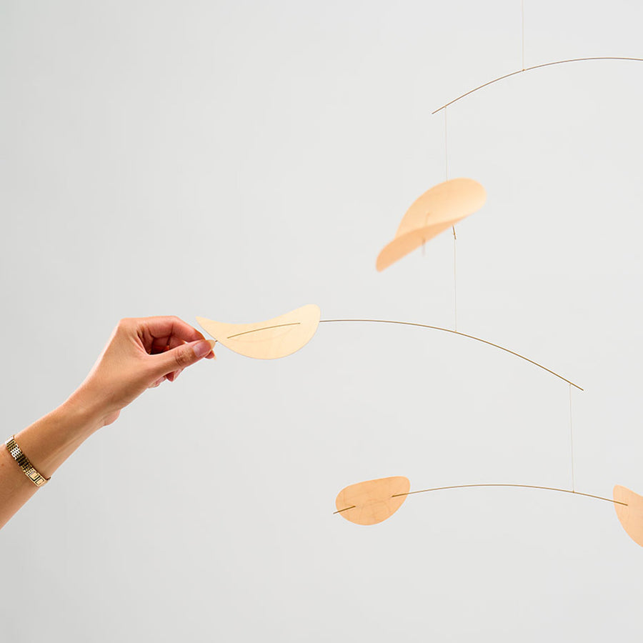 Flensted Hanging Art（フレンステッド・ハンギングアート）は、1954年にデンマークで誕生した北欧モビールの老舗ブランドです。創業者クリスチャン・フレンステッドと妻グレーテが自宅で最初のモビールを作ったことから始まり、現在も家族経営のもと、すべて手作業で丁寧に製作されています。風や空気の流れで繊細に揺れるモビールは、リビングや寝室、子供部屋、玄関、オフィスなど、さまざまな空間に静けさと調和をもたらします。北欧インテリアやモダンアートと調和するシンプルで洗練されたデザインは、出産祝いや引越し祝い、誕生日などのギフトにも最適。2024年にはブランド名を「Flensted mobiles」から「Flensted Hanging Art」へ刷新し、アート性とハンドメイドの温もりをそのままに、より現代的な世界観を発信しています。癒しの空間演出を求める方におすすめのインテリアアートです。