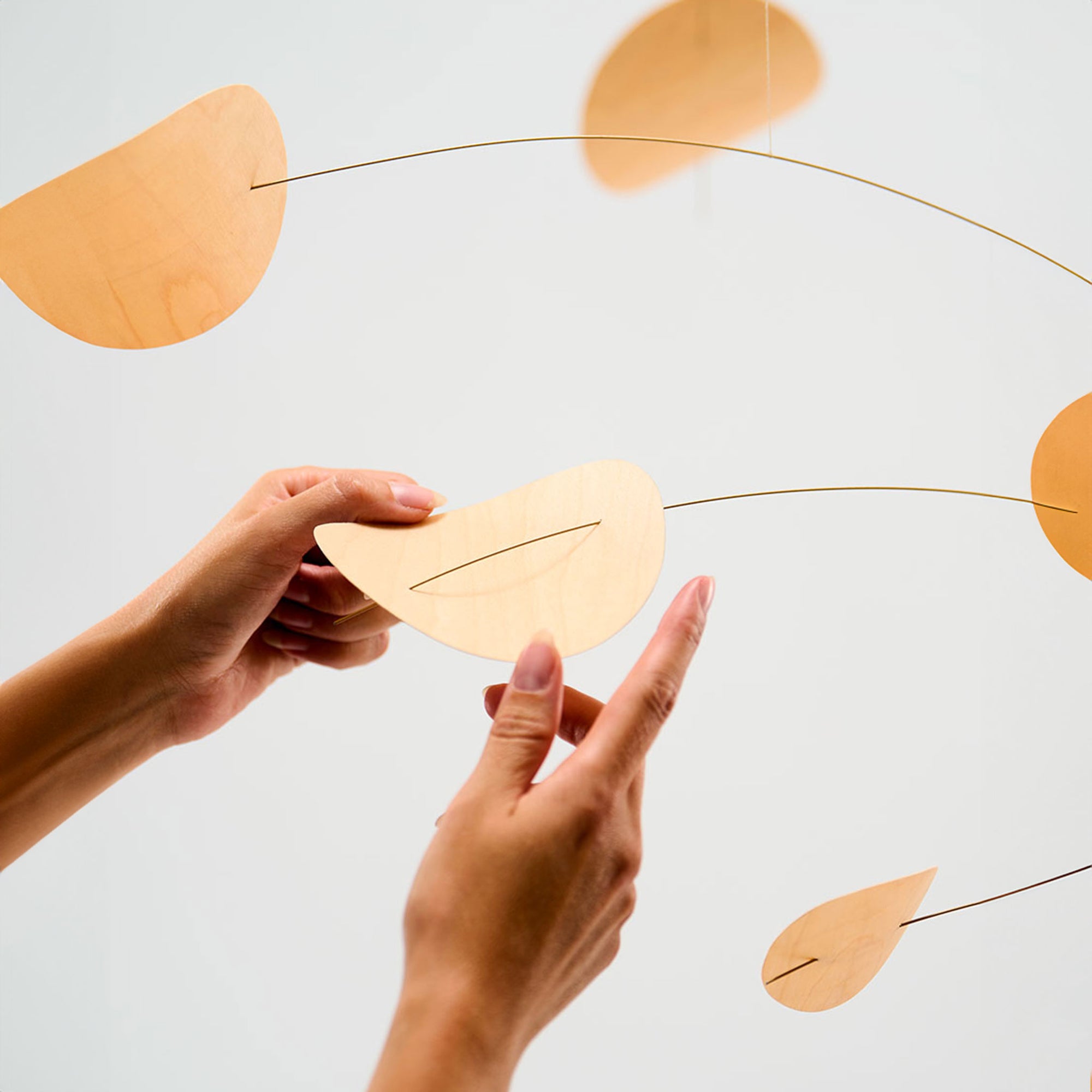 Flensted Mobiles（フレンステッド・モビール）は、1953年創業のデンマーク発・モビール専門ブランド。北欧デザインの文脈に立脚し、造形・質量配分・回転慣性を最適化して、わずかな気流でも自律的に表情を変える構成美を追求します。各パーツは重心とトルクの釣り合いを精密に設計し、静止と運動のあいだを往還する“動く彫刻”として空間に時間軸を付与。代表作「Lucky Storks」から幾何学、鳥類、気球まで多彩で、紙・ステンレス・木材の軽量構造は施工負荷が小さく、住宅・商業・ホスピタリティ・キッズ空間に適合します。現在もデンマーク国内で手作業組立・品質管理を徹底し、視覚ノイズを抑えた運動リズムが集中・鎮静・遊び心をもたらします。北欧インテリアの天井飾りや吊り下げモビールとして、リビング・子供部屋・出産祝いギフトに最適なデンマーク製の正規品です。