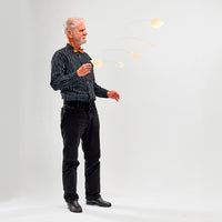 Flensted Hanging Art（フレンステッド・ハンギングアート）は、1954年にデンマークで誕生した北欧モビールの老舗ブランドです。創業者クリスチャン・フレンステッドと妻グレーテが自宅で最初のモビールを作ったことから始まり、現在も家族経営のもと、すべて手作業で丁寧に製作されています。風や空気の流れで繊細に揺れるモビールは、リビングや寝室、子供部屋、玄関、オフィスなど、さまざまな空間に静けさと調和をもたらします。北欧インテリアやモダンアートと調和するシンプルで洗練されたデザインは、出産祝いや引越し祝い、誕生日などのギフトにも最適。2024年にはブランド名を「Flensted mobiles」から「Flensted Hanging Art」へ刷新し、アート性とハンドメイドの温もりをそのままに、より現代的な世界観を発信しています。癒しの空間演出を求める方におすすめのインテリアアートです。