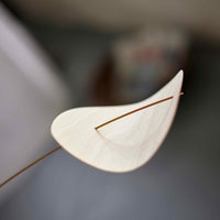 Flensted Hanging Art（フレンステッド・ハンギングアート）は、1954年にデンマークで誕生した北欧モビールの老舗ブランドです。創業者クリスチャン・フレンステッドと妻グレーテが自宅で最初のモビールを作ったことから始まり、現在も家族経営のもと、すべて手作業で丁寧に製作されています。風や空気の流れで繊細に揺れるモビールは、リビングや寝室、子供部屋、玄関、オフィスなど、さまざまな空間に静けさと調和をもたらします。北欧インテリアやモダンアートと調和するシンプルで洗練されたデザインは、出産祝いや引越し祝い、誕生日などのギフトにも最適。2024年にはブランド名を「Flensted mobiles」から「Flensted Hanging Art」へ刷新し、アート性とハンドメイドの温もりをそのままに、より現代的な世界観を発信しています。癒しの空間演出を求める方におすすめのインテリアアートです。