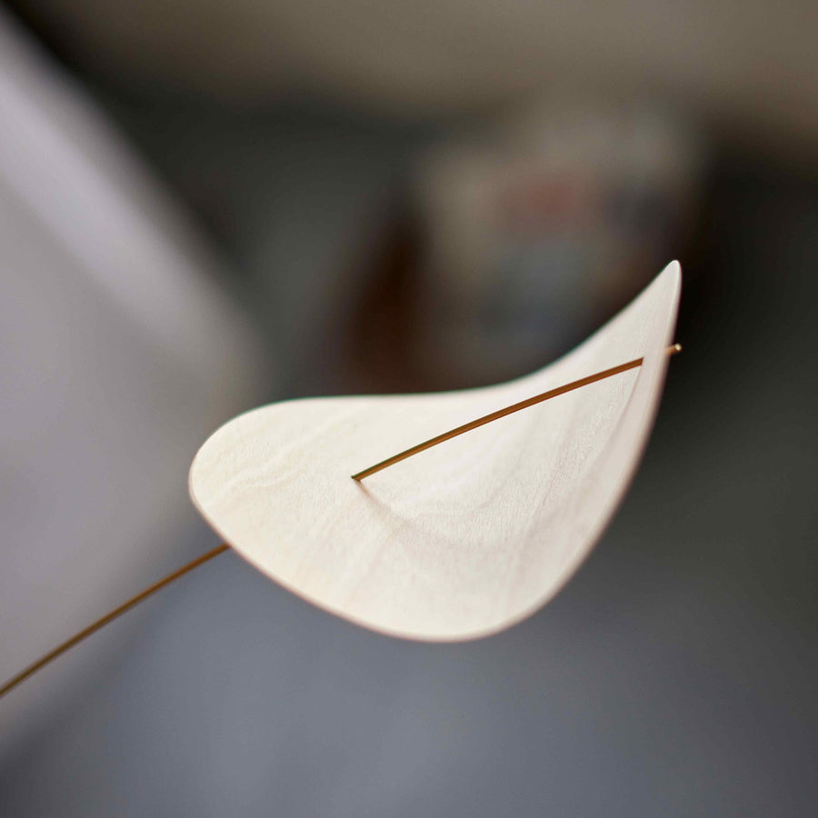 Flensted Hanging Art（フレンステッド・ハンギングアート）は、1954年にデンマークで誕生した北欧モビールの老舗ブランドです。創業者クリスチャン・フレンステッドと妻グレーテが自宅で最初のモビールを作ったことから始まり、現在も家族経営のもと、すべて手作業で丁寧に製作されています。風や空気の流れで繊細に揺れるモビールは、リビングや寝室、子供部屋、玄関、オフィスなど、さまざまな空間に静けさと調和をもたらします。北欧インテリアやモダンアートと調和するシンプルで洗練されたデザインは、出産祝いや引越し祝い、誕生日などのギフトにも最適。2024年にはブランド名を「Flensted mobiles」から「Flensted Hanging Art」へ刷新し、アート性とハンドメイドの温もりをそのままに、より現代的な世界観を発信しています。癒しの空間演出を求める方におすすめのインテリアアートです。