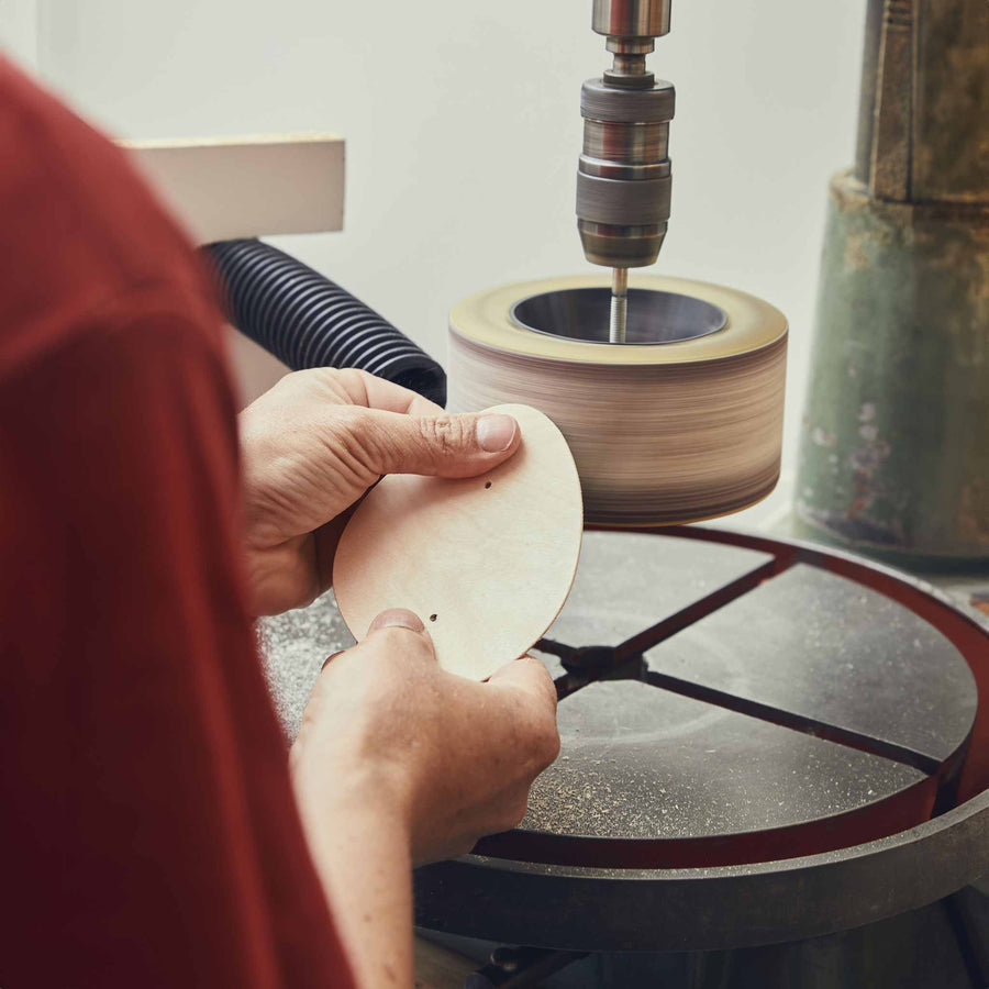 Flensted Hanging Art（フレンステッド・ハンギングアート）は、1954年にデンマークで誕生した北欧モビールの老舗ブランドです。創業者クリスチャン・フレンステッドと妻グレーテが自宅で最初のモビールを作ったことから始まり、現在も家族経営のもと、すべて手作業で丁寧に製作されています。風や空気の流れで繊細に揺れるモビールは、リビングや寝室、子供部屋、玄関、オフィスなど、さまざまな空間に静けさと調和をもたらします。北欧インテリアやモダンアートと調和するシンプルで洗練されたデザインは、出産祝いや引越し祝い、誕生日などのギフトにも最適。2024年にはブランド名を「Flensted mobiles」から「Flensted Hanging Art」へ刷新し、アート性とハンドメイドの温もりをそのままに、より現代的な世界観を発信しています。癒しの空間演出を求める方におすすめのインテリアアートです。