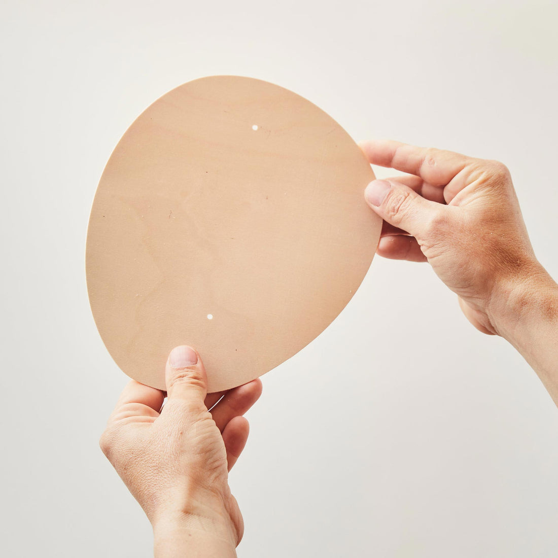 Flensted Hanging Art（フレンステッド・ハンギングアート）は、1954年にデンマークで誕生した北欧モビールの老舗ブランドです。創業者クリスチャン・フレンステッドと妻グレーテが自宅で最初のモビールを作ったことから始まり、現在も家族経営のもと、すべて手作業で丁寧に製作されています。風や空気の流れで繊細に揺れるモビールは、リビングや寝室、子供部屋、玄関、オフィスなど、さまざまな空間に静けさと調和をもたらします。北欧インテリアやモダンアートと調和するシンプルで洗練されたデザインは、出産祝いや引越し祝い、誕生日などのギフトにも最適。2024年にはブランド名を「Flensted mobiles」から「Flensted Hanging Art」へ刷新し、アート性とハンドメイドの温もりをそのままに、より現代的な世界観を発信しています。癒しの空間演出を求める方におすすめのインテリアアートです。