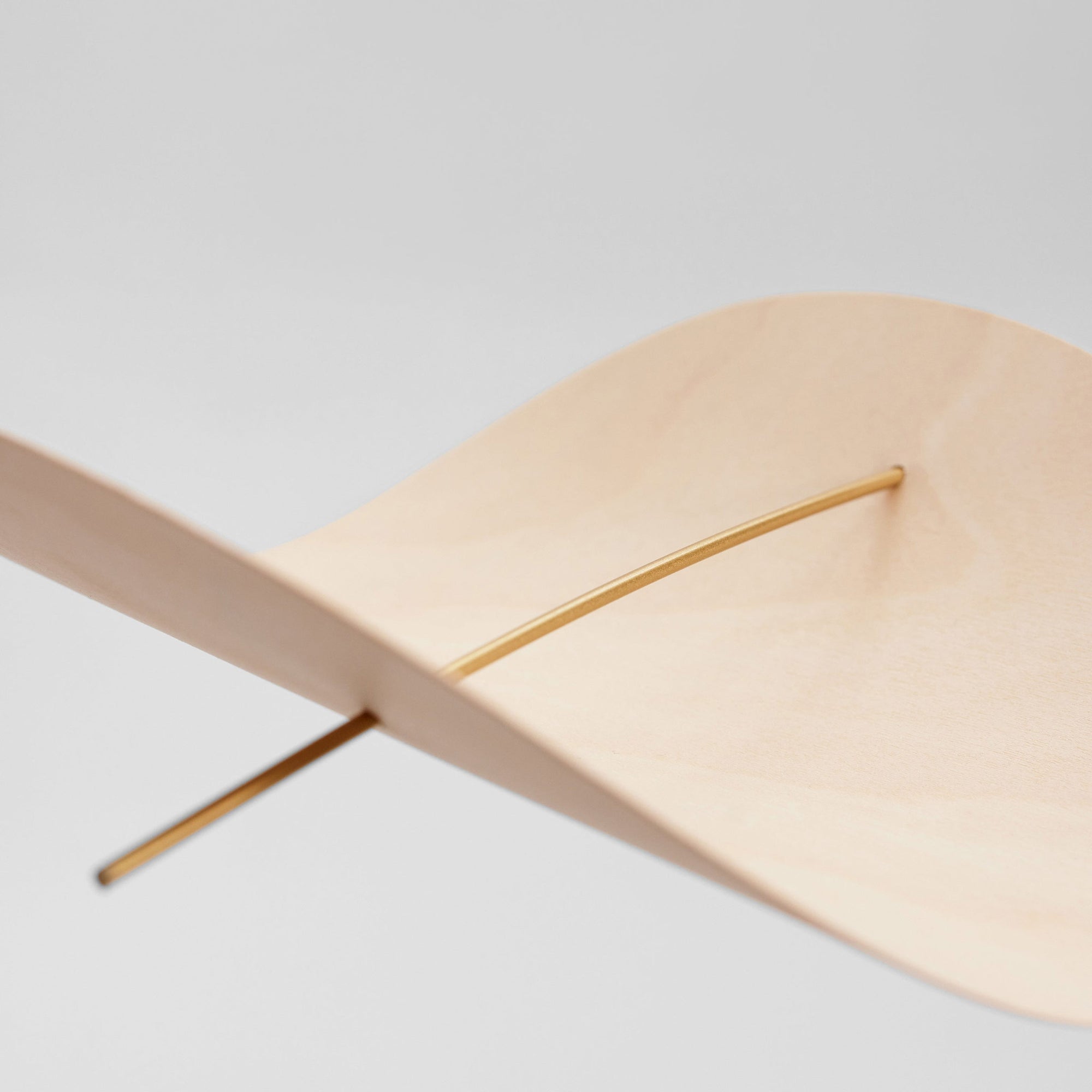 Flensted Mobiles（フレンステッド・モビール）は、1953年創業のデンマーク発・モビール専門ブランド。北欧デザインの文脈に立脚し、造形・質量配分・回転慣性を最適化して、わずかな気流でも自律的に表情を変える構成美を追求します。各パーツは重心とトルクの釣り合いを精密に設計し、静止と運動のあいだを往還する“動く彫刻”として空間に時間軸を付与。代表作「Lucky Storks」から幾何学、鳥類、気球まで多彩で、紙・ステンレス・木材の軽量構造は施工負荷が小さく、住宅・商業・ホスピタリティ・キッズ空間に適合します。現在もデンマーク国内で手作業組立・品質管理を徹底し、視覚ノイズを抑えた運動リズムが集中・鎮静・遊び心をもたらします。北欧インテリアの天井飾りや吊り下げモビールとして、リビング・子供部屋・出産祝いギフトに最適なデンマーク製の正規品です。