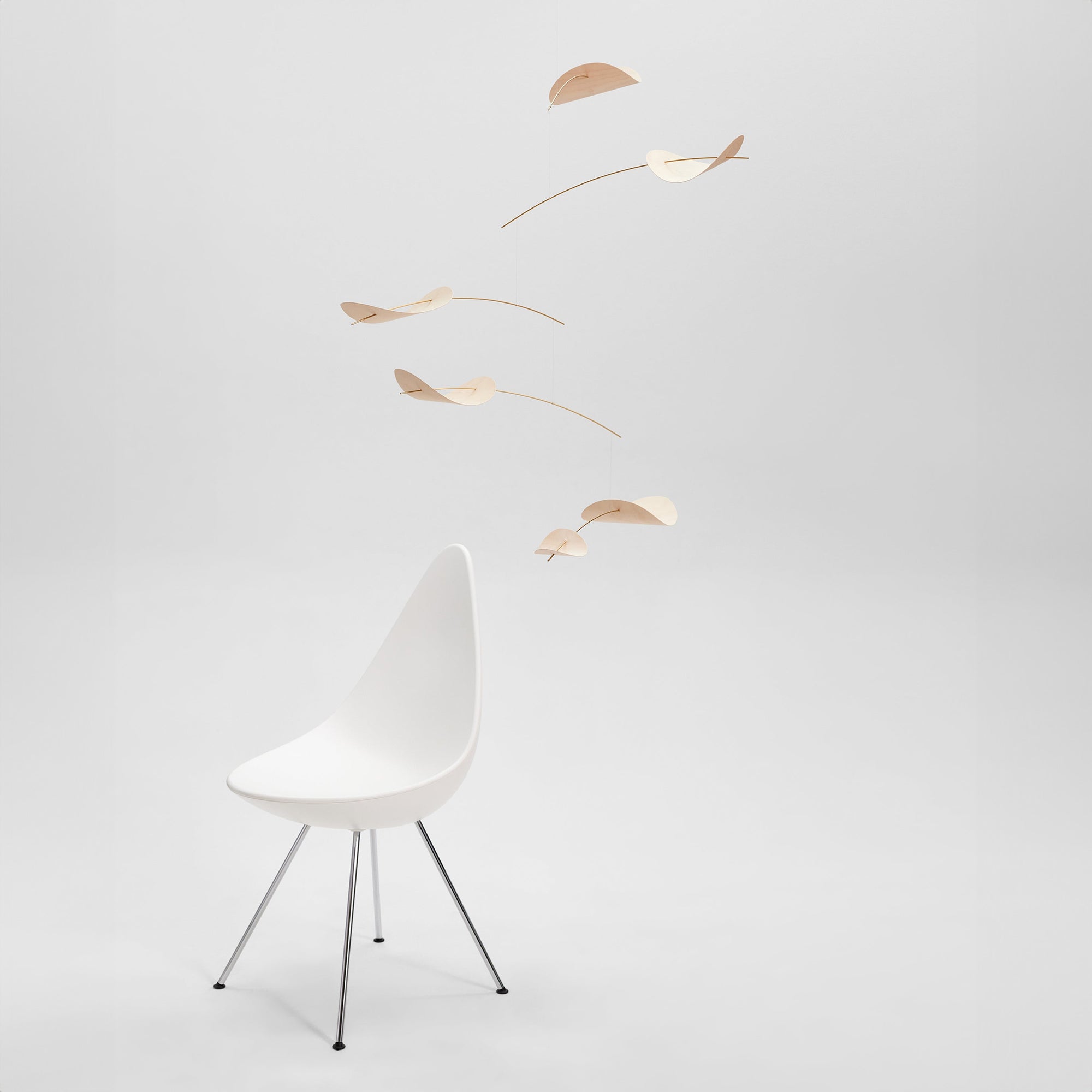 Flensted Mobiles（フレンステッド・モビール）は、1953年創業のデンマーク発・モビール専門ブランド。北欧デザインの文脈に立脚し、造形・質量配分・回転慣性を最適化して、わずかな気流でも自律的に表情を変える構成美を追求します。各パーツは重心とトルクの釣り合いを精密に設計し、静止と運動のあいだを往還する“動く彫刻”として空間に時間軸を付与。代表作「Lucky Storks」から幾何学、鳥類、気球まで多彩で、紙・ステンレス・木材の軽量構造は施工負荷が小さく、住宅・商業・ホスピタリティ・キッズ空間に適合します。現在もデンマーク国内で手作業組立・品質管理を徹底し、視覚ノイズを抑えた運動リズムが集中・鎮静・遊び心をもたらします。北欧インテリアの天井飾りや吊り下げモビールとして、リビング・子供部屋・出産祝いギフトに最適なデンマーク製の正規品です。