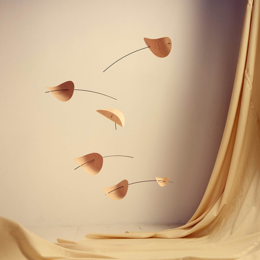 モビール 北欧 デンマーク製 Drifting Clouds 木製 ナチュラル – CHLOROS