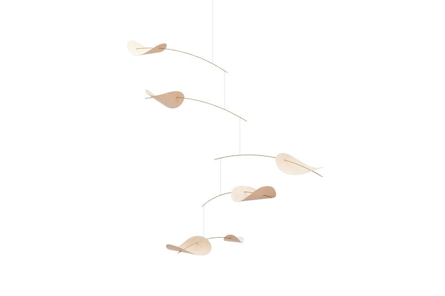 Flensted Hanging Art（フレンステッド・ハンギングアート）は、1954年にデンマークで誕生した北欧モビールの老舗ブランドです。創業者クリスチャン・フレンステッドと妻グレーテが自宅で最初のモビールを作ったことから始まり、現在も家族経営のもと、すべて手作業で丁寧に製作されています。風や空気の流れで繊細に揺れるモビールは、リビングや寝室、子供部屋、玄関、オフィスなど、さまざまな空間に静けさと調和をもたらします。北欧インテリアやモダンアートと調和するシンプルで洗練されたデザインは、出産祝いや引越し祝い、誕生日などのギフトにも最適。2024年にはブランド名を「Flensted mobiles」から「Flensted Hanging Art」へ刷新し、アート性とハンドメイドの温もりをそのままに、より現代的な世界観を発信しています。癒しの空間演出を求める方におすすめのインテリアアートです。