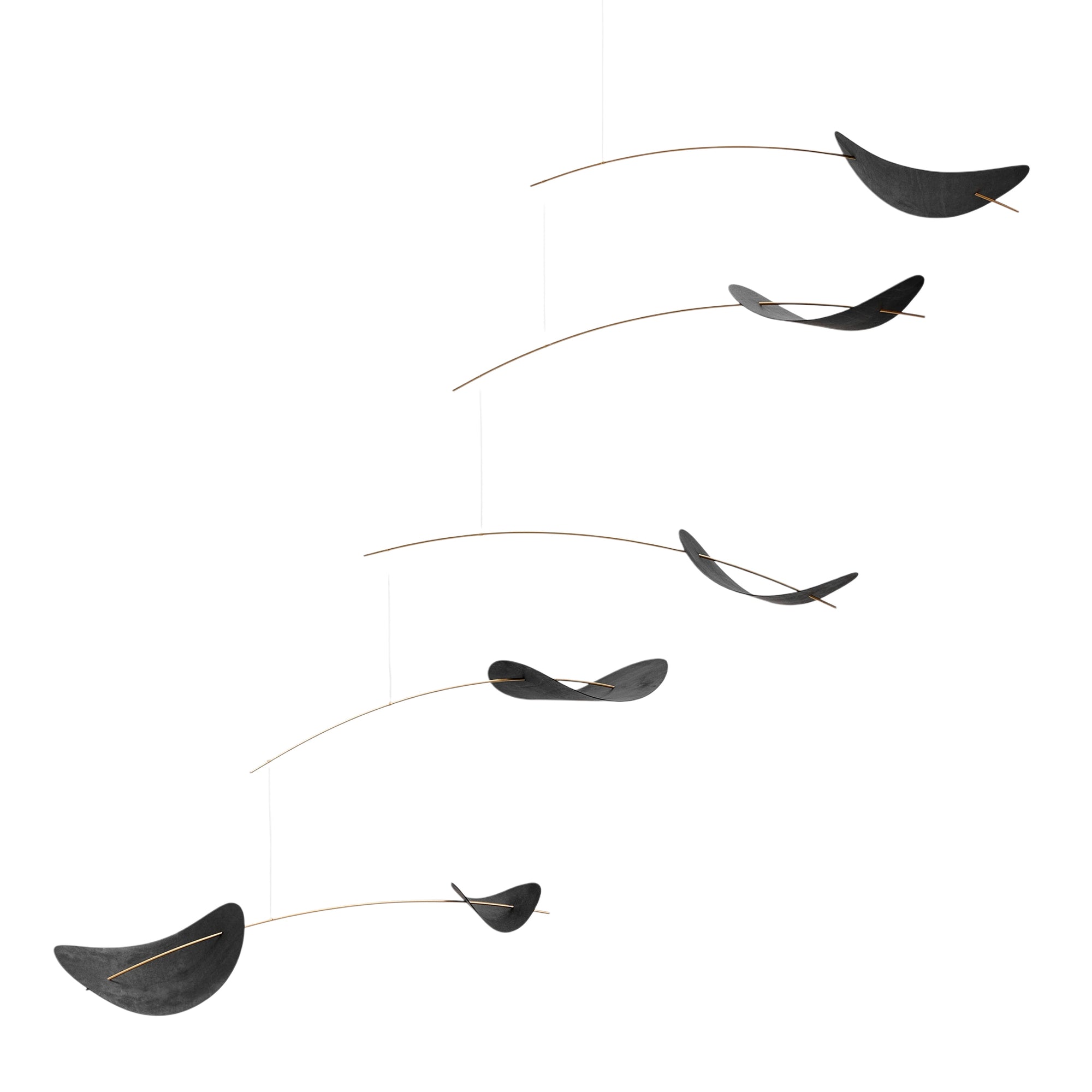 Flensted Mobiles（フレンステッド・モビール）は、1953年創業のデンマーク発・モビール専門ブランド。北欧デザインの文脈に立脚し、造形・質量配分・回転慣性を最適化して、わずかな気流でも自律的に表情を変える構成美を追求します。各パーツは重心とトルクの釣り合いを精密に設計し、静止と運動のあいだを往還する“動く彫刻”として空間に時間軸を付与。代表作「Lucky Storks」から幾何学、鳥類、気球まで多彩で、紙・ステンレス・木材の軽量構造は施工負荷が小さく、住宅・商業・ホスピタリティ・キッズ空間に適合します。現在もデンマーク国内で手作業組立・品質管理を徹底し、視覚ノイズを抑えた運動リズムが集中・鎮静・遊び心をもたらします。北欧インテリアの天井飾りや吊り下げモビールとして、リビング・子供部屋・出産祝いギフトに最適なデンマーク製の正規品です。