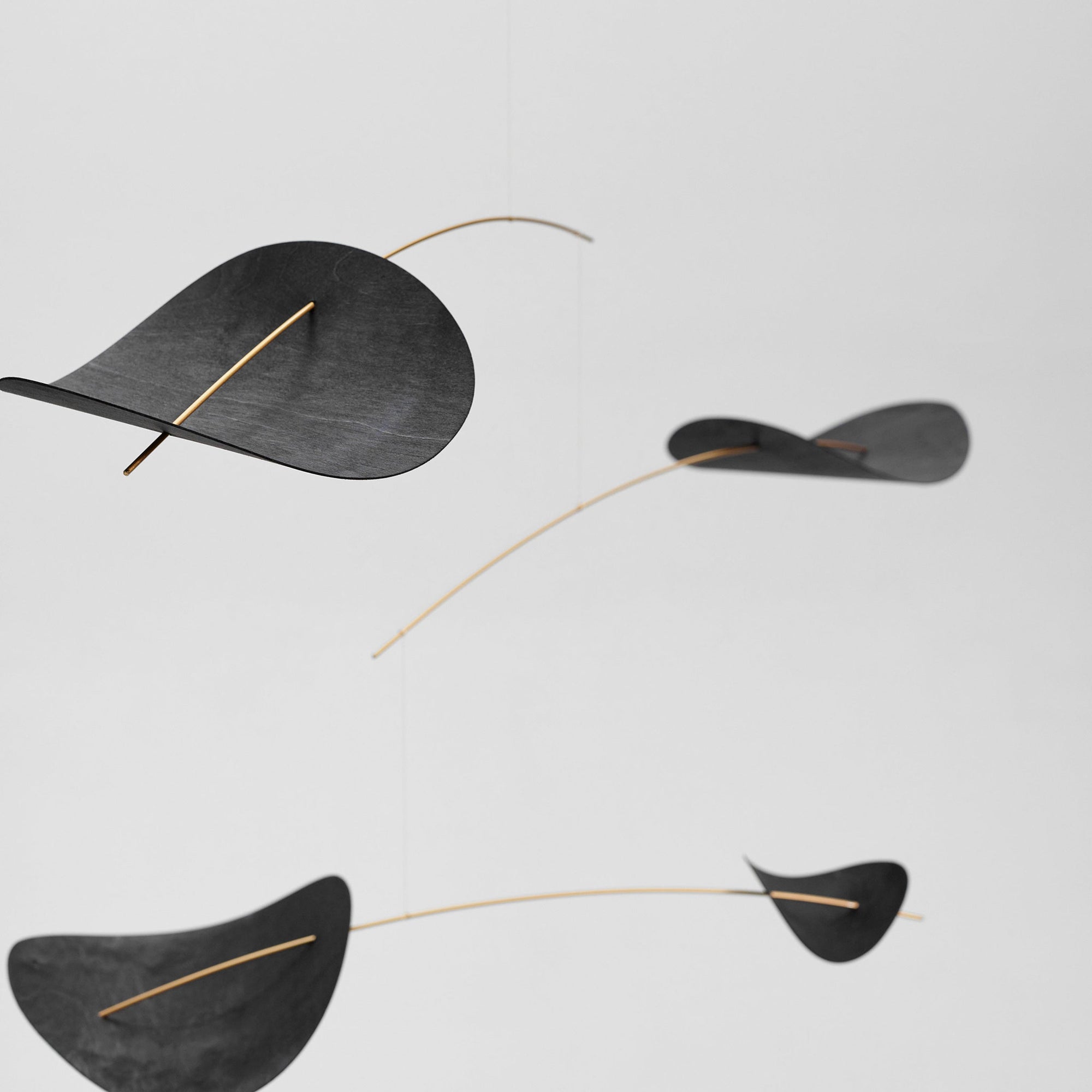 Flensted Mobiles（フレンステッド・モビール）は、1953年創業のデンマーク発・モビール専門ブランド。北欧デザインの文脈に立脚し、造形・質量配分・回転慣性を最適化して、わずかな気流でも自律的に表情を変える構成美を追求します。各パーツは重心とトルクの釣り合いを精密に設計し、静止と運動のあいだを往還する“動く彫刻”として空間に時間軸を付与。代表作「Lucky Storks」から幾何学、鳥類、気球まで多彩で、紙・ステンレス・木材の軽量構造は施工負荷が小さく、住宅・商業・ホスピタリティ・キッズ空間に適合します。現在もデンマーク国内で手作業組立・品質管理を徹底し、視覚ノイズを抑えた運動リズムが集中・鎮静・遊び心をもたらします。北欧インテリアの天井飾りや吊り下げモビールとして、リビング・子供部屋・出産祝いギフトに最適なデンマーク製の正規品です。