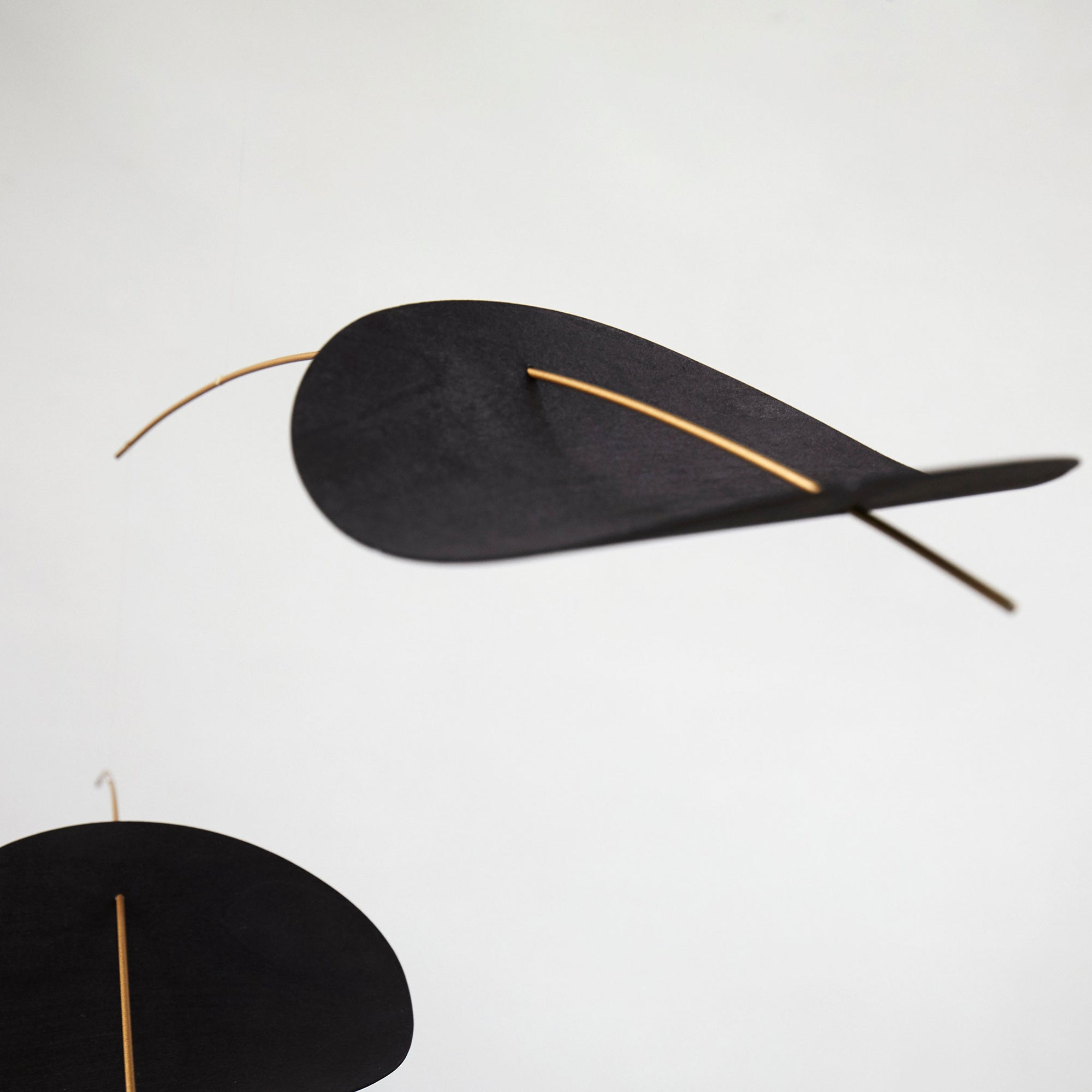 Flensted Mobiles（フレンステッド・モビール）は、1953年創業のデンマーク発・モビール専門ブランド。北欧デザインの文脈に立脚し、造形・質量配分・回転慣性を最適化して、わずかな気流でも自律的に表情を変える構成美を追求します。各パーツは重心とトルクの釣り合いを精密に設計し、静止と運動のあいだを往還する“動く彫刻”として空間に時間軸を付与。代表作「Lucky Storks」から幾何学、鳥類、気球まで多彩で、紙・ステンレス・木材の軽量構造は施工負荷が小さく、住宅・商業・ホスピタリティ・キッズ空間に適合します。現在もデンマーク国内で手作業組立・品質管理を徹底し、視覚ノイズを抑えた運動リズムが集中・鎮静・遊び心をもたらします。北欧インテリアの天井飾りや吊り下げモビールとして、リビング・子供部屋・出産祝いギフトに最適なデンマーク製の正規品です。