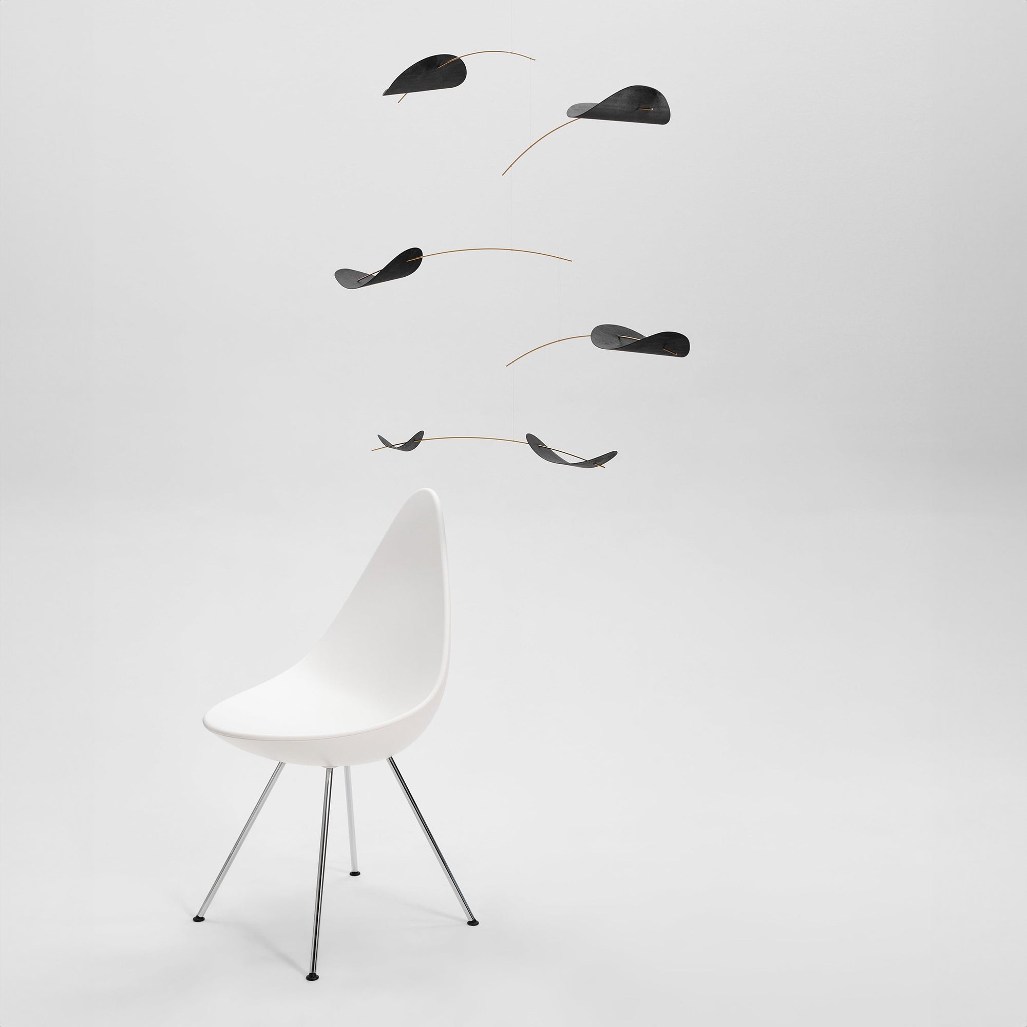 Flensted Mobiles（フレンステッド・モビール）は、1953年創業のデンマーク発・モビール専門ブランド。北欧デザインの文脈に立脚し、造形・質量配分・回転慣性を最適化して、わずかな気流でも自律的に表情を変える構成美を追求します。各パーツは重心とトルクの釣り合いを精密に設計し、静止と運動のあいだを往還する“動く彫刻”として空間に時間軸を付与。代表作「Lucky Storks」から幾何学、鳥類、気球まで多彩で、紙・ステンレス・木材の軽量構造は施工負荷が小さく、住宅・商業・ホスピタリティ・キッズ空間に適合します。現在もデンマーク国内で手作業組立・品質管理を徹底し、視覚ノイズを抑えた運動リズムが集中・鎮静・遊び心をもたらします。北欧インテリアの天井飾りや吊り下げモビールとして、リビング・子供部屋・出産祝いギフトに最適なデンマーク製の正規品です。