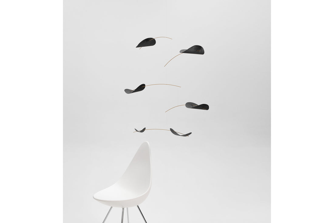 Flensted Hanging Art（フレンステッド・ハンギングアート）は、1954年にデンマークで誕生した北欧モビールの老舗ブランドです。創業者クリスチャン・フレンステッドと妻グレーテが自宅で最初のモビールを作ったことから始まり、現在も家族経営のもと、すべて手作業で丁寧に製作されています。風や空気の流れで繊細に揺れるモビールは、リビングや寝室、子供部屋、玄関、オフィスなど、さまざまな空間に静けさと調和をもたらします。北欧インテリアやモダンアートと調和するシンプルで洗練されたデザインは、出産祝いや引越し祝い、誕生日などのギフトにも最適。2024年にはブランド名を「Flensted mobiles」から「Flensted Hanging Art」へ刷新し、アート性とハンドメイドの温もりをそのままに、より現代的な世界観を発信しています。癒しの空間演出を求める方におすすめのインテリアアートです。