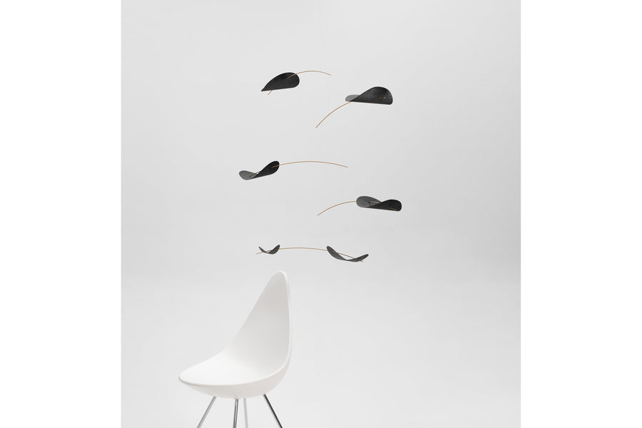 Flensted Hanging Art（フレンステッド・ハンギングアート）は、1954年にデンマークで誕生した北欧モビールの老舗ブランドです。創業者クリスチャン・フレンステッドと妻グレーテが自宅で最初のモビールを作ったことから始まり、現在も家族経営のもと、すべて手作業で丁寧に製作されています。風や空気の流れで繊細に揺れるモビールは、リビングや寝室、子供部屋、玄関、オフィスなど、さまざまな空間に静けさと調和をもたらします。北欧インテリアやモダンアートと調和するシンプルで洗練されたデザインは、出産祝いや引越し祝い、誕生日などのギフトにも最適。2024年にはブランド名を「Flensted mobiles」から「Flensted Hanging Art」へ刷新し、アート性とハンドメイドの温もりをそのままに、より現代的な世界観を発信しています。癒しの空間演出を求める方におすすめのインテリアアートです。