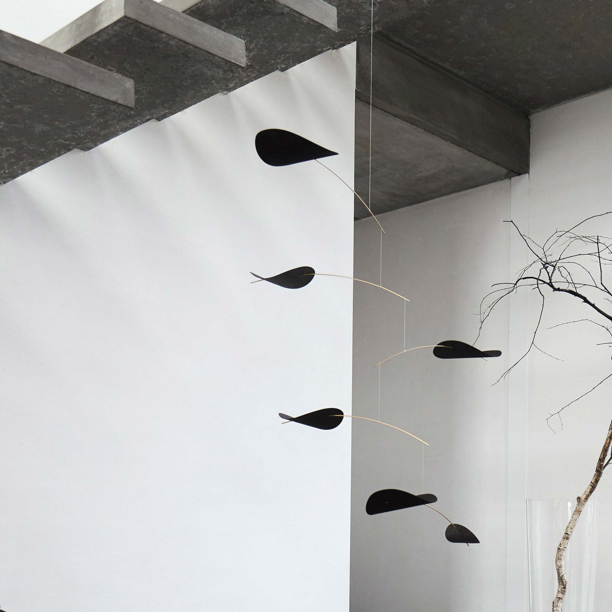 Flensted Mobiles（フレンステッド・モビール）は、1953年創業のデンマーク発・モビール専門ブランド。北欧デザインの文脈に立脚し、造形・質量配分・回転慣性を最適化して、わずかな気流でも自律的に表情を変える構成美を追求します。各パーツは重心とトルクの釣り合いを精密に設計し、静止と運動のあいだを往還する“動く彫刻”として空間に時間軸を付与。代表作「Lucky Storks」から幾何学、鳥類、気球まで多彩で、紙・ステンレス・木材の軽量構造は施工負荷が小さく、住宅・商業・ホスピタリティ・キッズ空間に適合します。現在もデンマーク国内で手作業組立・品質管理を徹底し、視覚ノイズを抑えた運動リズムが集中・鎮静・遊び心をもたらします。北欧インテリアの天井飾りや吊り下げモビールとして、リビング・子供部屋・出産祝いギフトに最適なデンマーク製の正規品です。