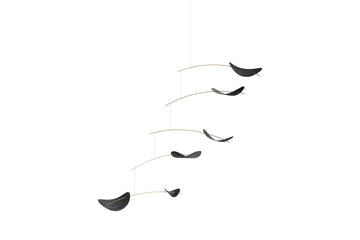 Flensted Hanging Art（フレンステッド・ハンギングアート）は、1954年にデンマークで誕生した北欧モビールの老舗ブランドです。創業者クリスチャン・フレンステッドと妻グレーテが自宅で最初のモビールを作ったことから始まり、現在も家族経営のもと、すべて手作業で丁寧に製作されています。風や空気の流れで繊細に揺れるモビールは、リビングや寝室、子供部屋、玄関、オフィスなど、さまざまな空間に静けさと調和をもたらします。北欧インテリアやモダンアートと調和するシンプルで洗練されたデザインは、出産祝いや引越し祝い、誕生日などのギフトにも最適。2024年にはブランド名を「Flensted mobiles」から「Flensted Hanging Art」へ刷新し、アート性とハンドメイドの温もりをそのままに、より現代的な世界観を発信しています。癒しの空間演出を求める方におすすめのインテリアアートです。