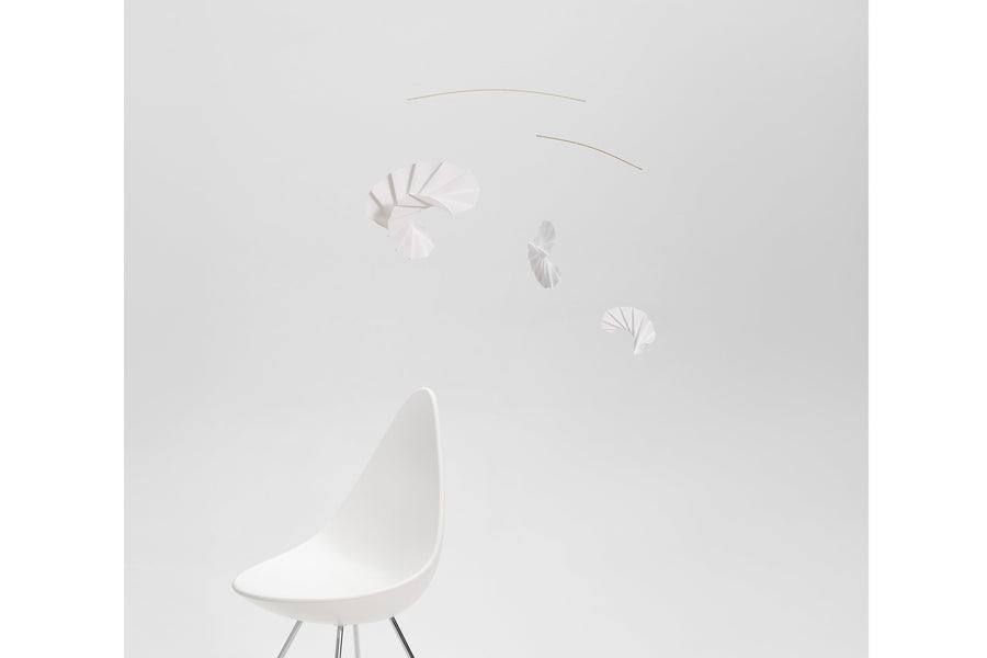 Flensted Hanging Art（フレンステッド・ハンギングアート）は、1954年にデンマークで誕生した北欧モビールの老舗ブランドです。創業者クリスチャン・フレンステッドと妻グレーテが自宅で最初のモビールを作ったことから始まり、現在も家族経営のもと、すべて手作業で丁寧に製作されています。風や空気の流れで繊細に揺れるモビールは、リビングや寝室、子供部屋、玄関、オフィスなど、さまざまな空間に静けさと調和をもたらします。北欧インテリアやモダンアートと調和するシンプルで洗練されたデザインは、出産祝いや引越し祝い、誕生日などのギフトにも最適。2024年にはブランド名を「Flensted mobiles」から「Flensted Hanging Art」へ刷新し、アート性とハンドメイドの温もりをそのままに、より現代的な世界観を発信しています。癒しの空間演出を求める方におすすめのインテリアアートです。