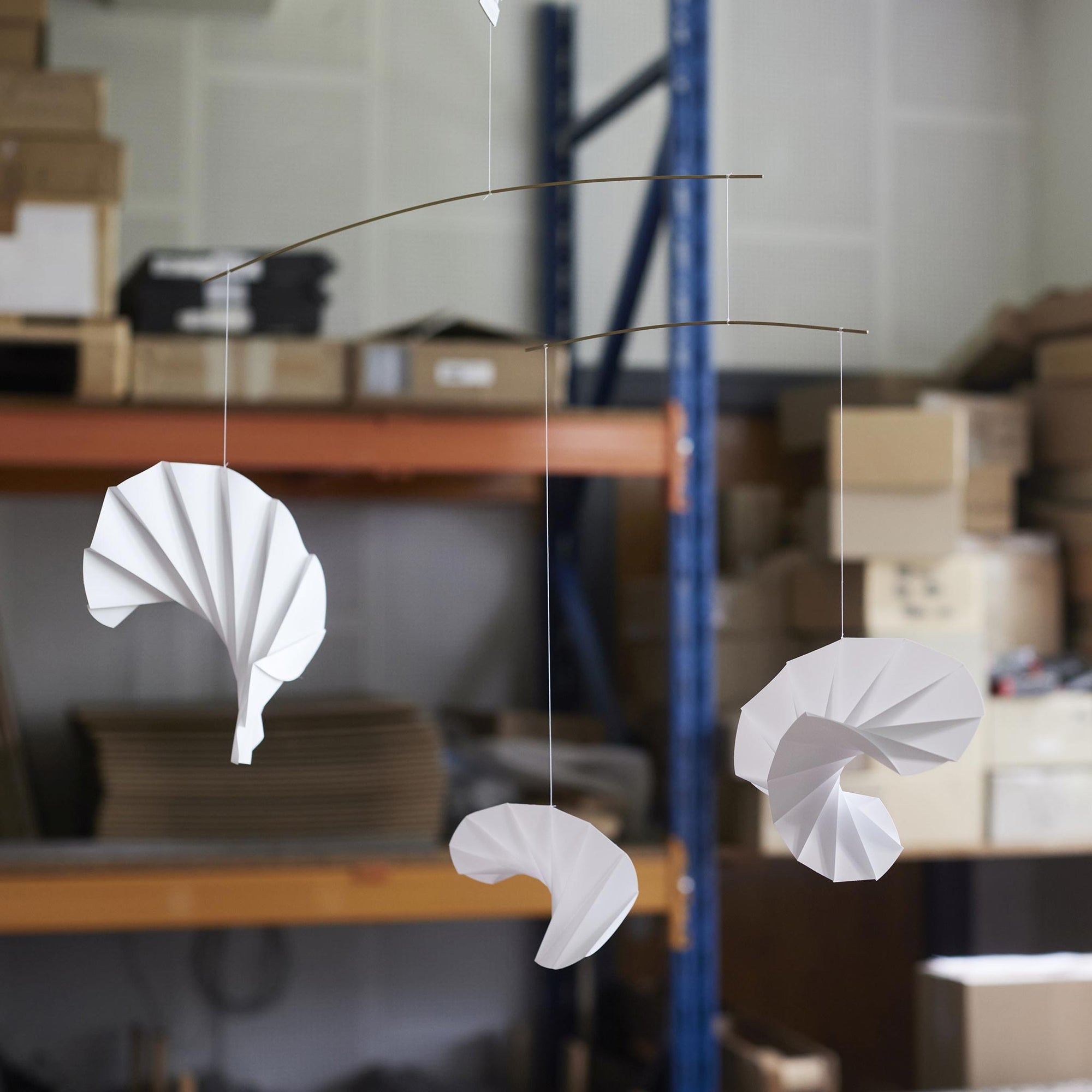 Flensted Mobiles（フレンステッド・モビール）は、1953年創業のデンマーク発・モビール専門ブランド。北欧デザインの文脈に立脚し、造形・質量配分・回転慣性を最適化して、わずかな気流でも自律的に表情を変える構成美を追求します。各パーツは重心とトルクの釣り合いを精密に設計し、静止と運動のあいだを往還する“動く彫刻”として空間に時間軸を付与。代表作「Lucky Storks」から幾何学、鳥類、気球まで多彩で、紙・ステンレス・木材の軽量構造は施工負荷が小さく、住宅・商業・ホスピタリティ・キッズ空間に適合します。現在もデンマーク国内で手作業組立・品質管理を徹底し、視覚ノイズを抑えた運動リズムが集中・鎮静・遊び心をもたらします。北欧インテリアの天井飾りや吊り下げモビールとして、リビング・子供部屋・出産祝いギフトに最適なデンマーク製の正規品です。