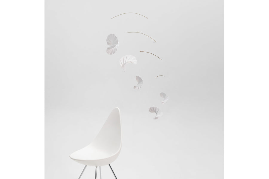 Flensted Hanging Art（フレンステッド・ハンギングアート）は、1954年にデンマークで誕生した北欧モビールの老舗ブランドです。創業者クリスチャン・フレンステッドと妻グレーテが自宅で最初のモビールを作ったことから始まり、現在も家族経営のもと、すべて手作業で丁寧に製作されています。風や空気の流れで繊細に揺れるモビールは、リビングや寝室、子供部屋、玄関、オフィスなど、さまざまな空間に静けさと調和をもたらします。北欧インテリアやモダンアートと調和するシンプルで洗練されたデザインは、出産祝いや引越し祝い、誕生日などのギフトにも最適。2024年にはブランド名を「Flensted mobiles」から「Flensted Hanging Art」へ刷新し、アート性とハンドメイドの温もりをそのままに、より現代的な世界観を発信しています。癒しの空間演出を求める方におすすめのインテリアアートです。