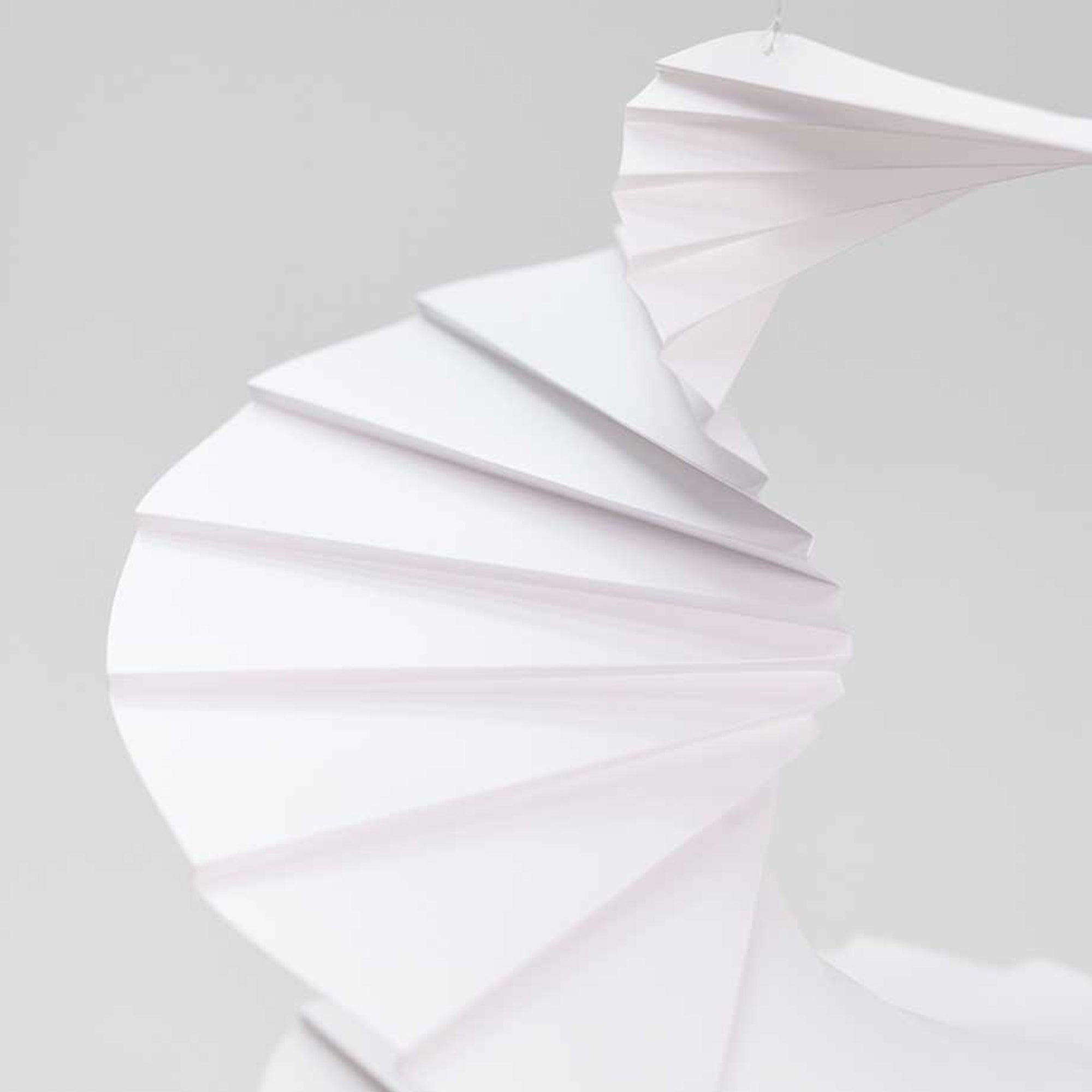 Flensted Mobiles（フレンステッド・モビール）は、1953年創業のデンマーク発・モビール専門ブランド。北欧デザインの文脈に立脚し、造形・質量配分・回転慣性を最適化して、わずかな気流でも自律的に表情を変える構成美を追求します。各パーツは重心とトルクの釣り合いを精密に設計し、静止と運動のあいだを往還する“動く彫刻”として空間に時間軸を付与。代表作「Lucky Storks」から幾何学、鳥類、気球まで多彩で、紙・ステンレス・木材の軽量構造は施工負荷が小さく、住宅・商業・ホスピタリティ・キッズ空間に適合します。現在もデンマーク国内で手作業組立・品質管理を徹底し、視覚ノイズを抑えた運動リズムが集中・鎮静・遊び心をもたらします。北欧インテリアの天井飾りや吊り下げモビールとして、リビング・子供部屋・出産祝いギフトに最適なデンマーク製の正規品です。