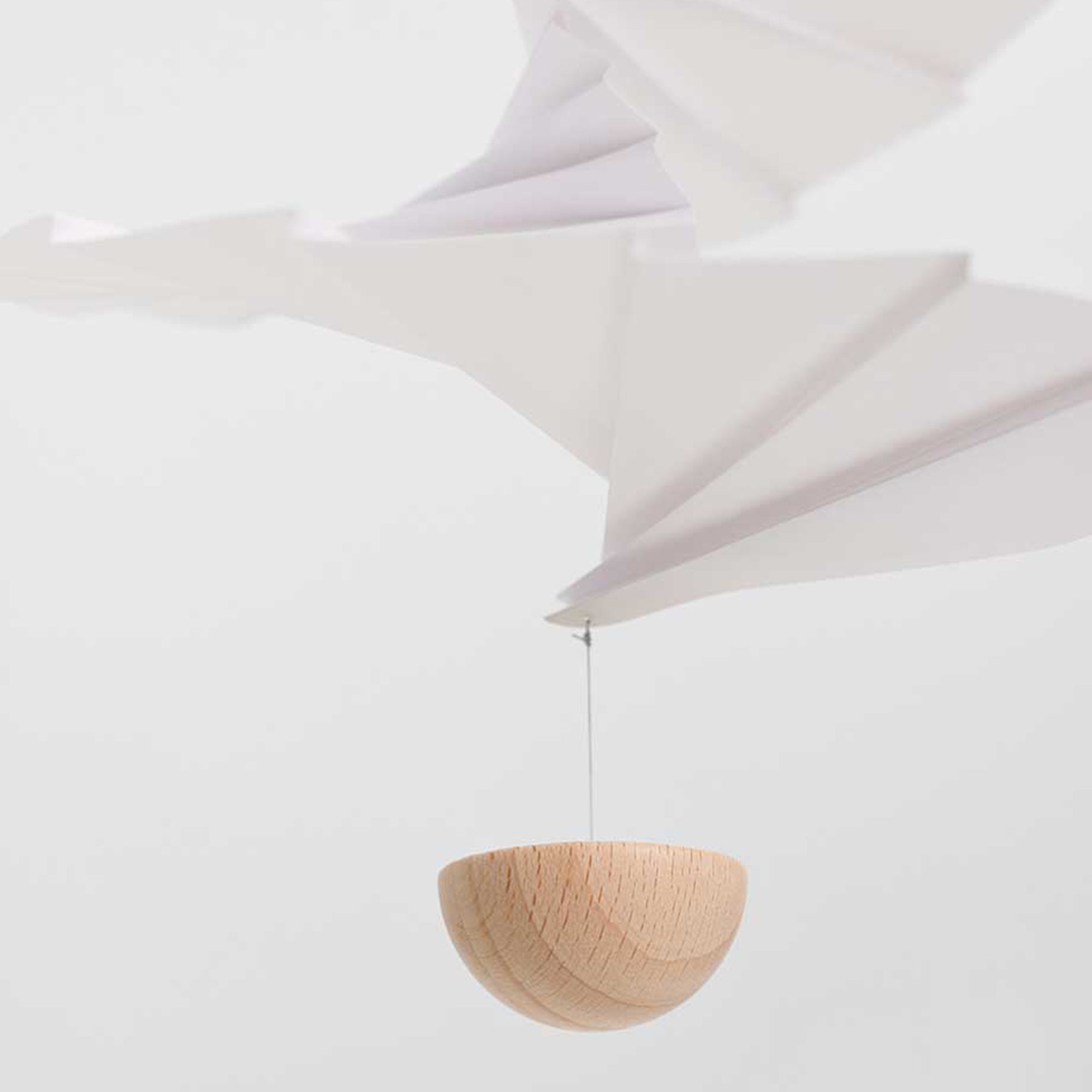 Flensted Mobiles（フレンステッド・モビール）は、1953年創業のデンマーク発・モビール専門ブランド。北欧デザインの文脈に立脚し、造形・質量配分・回転慣性を最適化して、わずかな気流でも自律的に表情を変える構成美を追求します。各パーツは重心とトルクの釣り合いを精密に設計し、静止と運動のあいだを往還する“動く彫刻”として空間に時間軸を付与。代表作「Lucky Storks」から幾何学、鳥類、気球まで多彩で、紙・ステンレス・木材の軽量構造は施工負荷が小さく、住宅・商業・ホスピタリティ・キッズ空間に適合します。現在もデンマーク国内で手作業組立・品質管理を徹底し、視覚ノイズを抑えた運動リズムが集中・鎮静・遊び心をもたらします。北欧インテリアの天井飾りや吊り下げモビールとして、リビング・子供部屋・出産祝いギフトに最適なデンマーク製の正規品です。