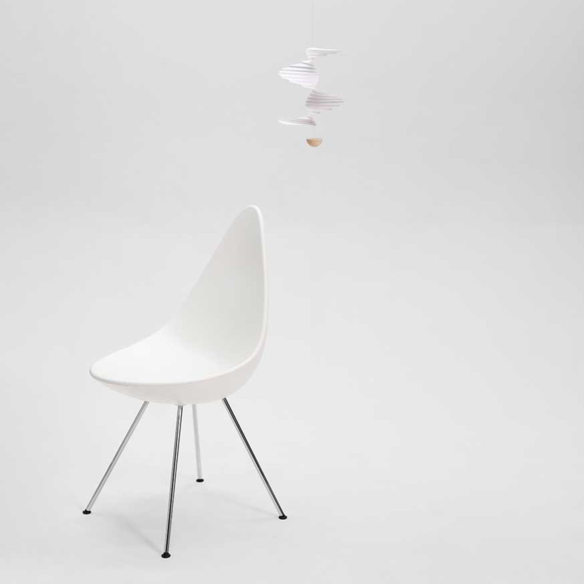 Flensted Mobiles（フレンステッド・モビール）は、1953年創業のデンマーク発・モビール専門ブランド。北欧デザインの文脈に立脚し、造形・質量配分・回転慣性を最適化して、わずかな気流でも自律的に表情を変える構成美を追求します。各パーツは重心とトルクの釣り合いを精密に設計し、静止と運動のあいだを往還する“動く彫刻”として空間に時間軸を付与。代表作「Lucky Storks」から幾何学、鳥類、気球まで多彩で、紙・ステンレス・木材の軽量構造は施工負荷が小さく、住宅・商業・ホスピタリティ・キッズ空間に適合します。現在もデンマーク国内で手作業組立・品質管理を徹底し、視覚ノイズを抑えた運動リズムが集中・鎮静・遊び心をもたらします。北欧インテリアの天井飾りや吊り下げモビールとして、リビング・子供部屋・出産祝いギフトに最適なデンマーク製の正規品です。